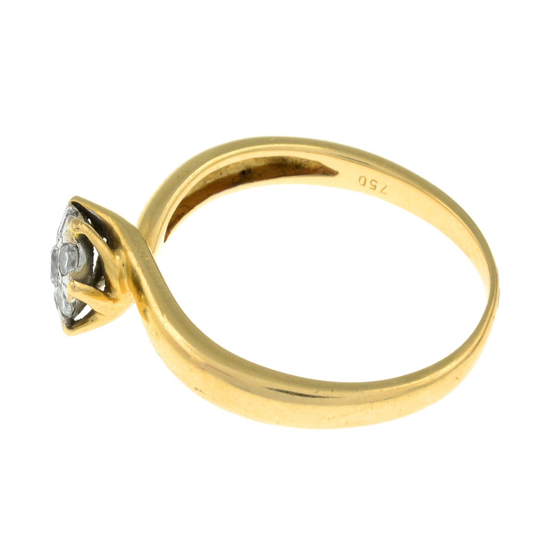 An 18ct gold diamond cluster ring.Estimated total diamond weight 0.15ct. - Bild 2 aus 3