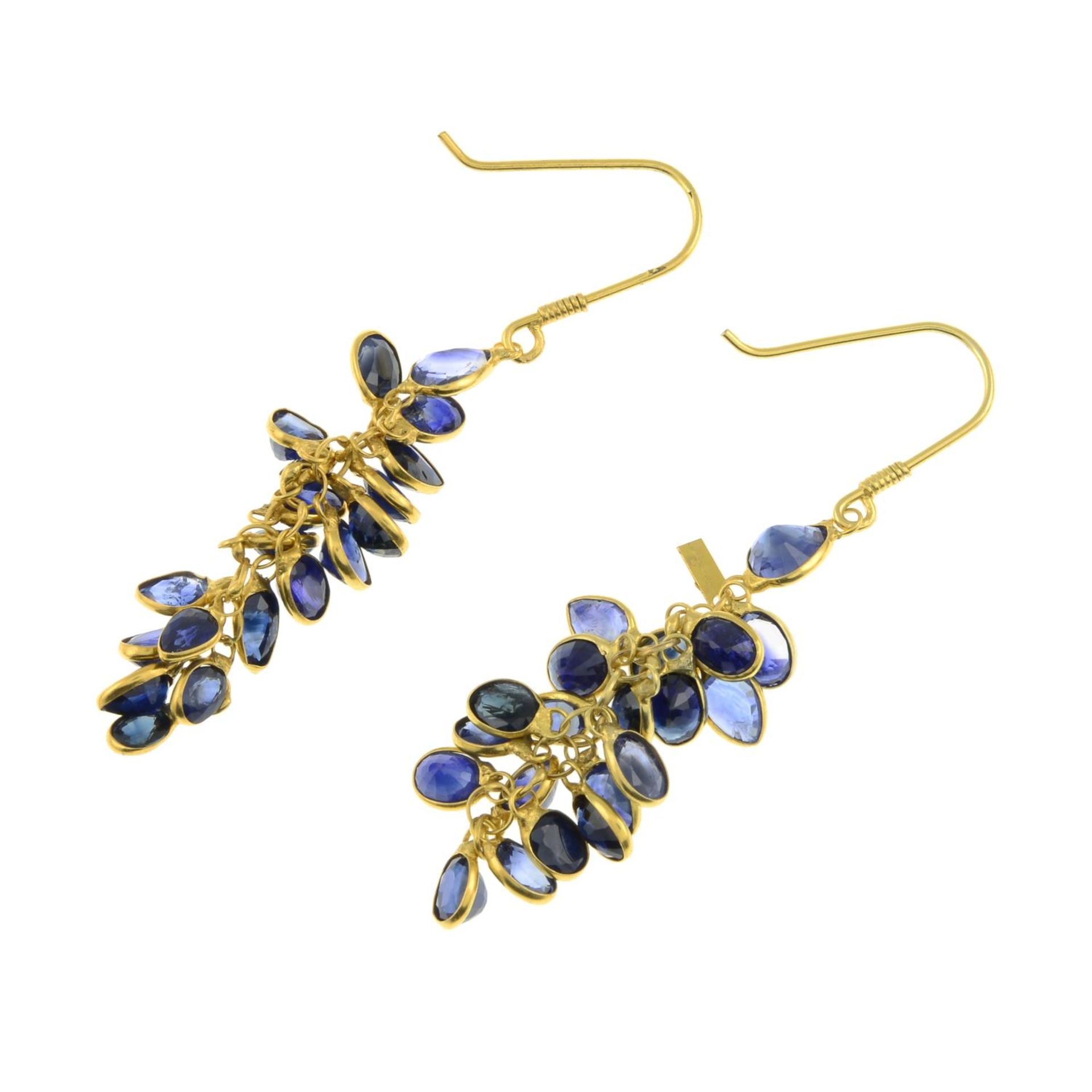 A pair of sapphire drop earrings.Length 4.7cms. - Bild 2 aus 2