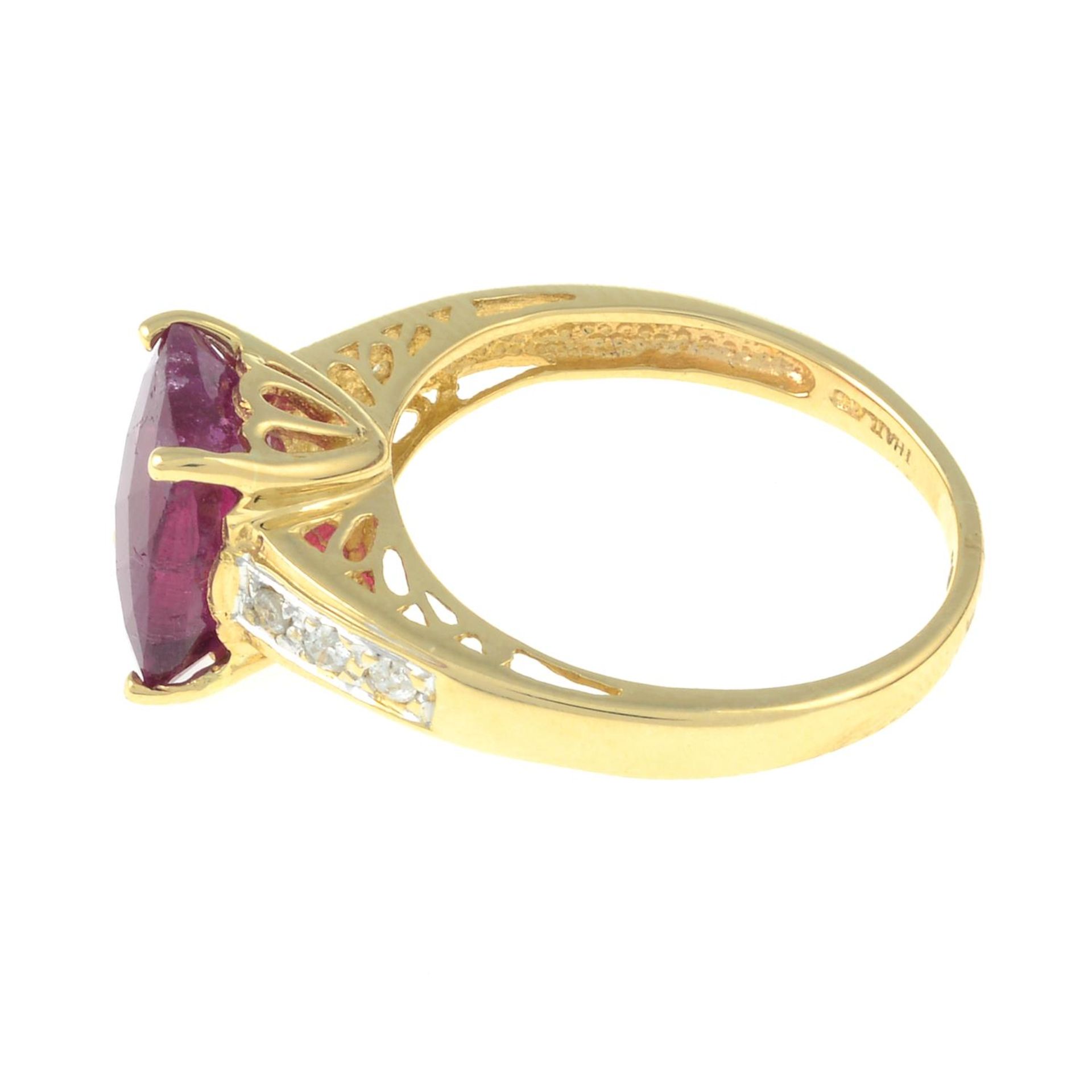 A 14ct gold pink tourmaline and diamond ring.Estimated total diamond weight 0.10ct. - Bild 2 aus 3