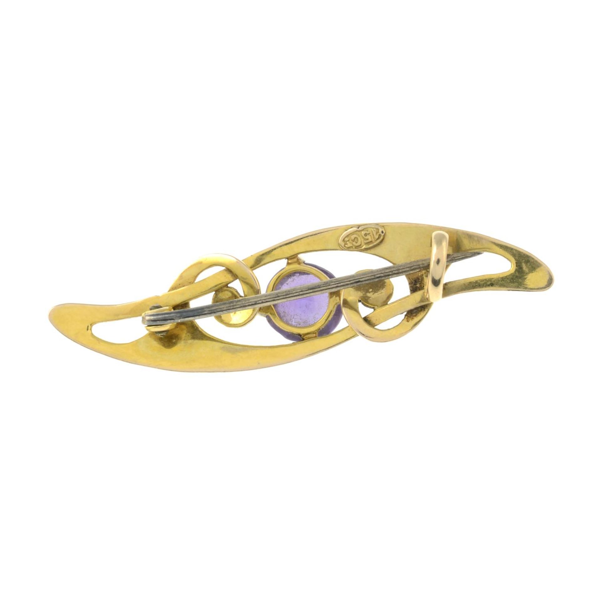 An Art Nouveau 15ct gold amethyst brooch.Stamped 15ct.Length 4cms. - Bild 2 aus 2