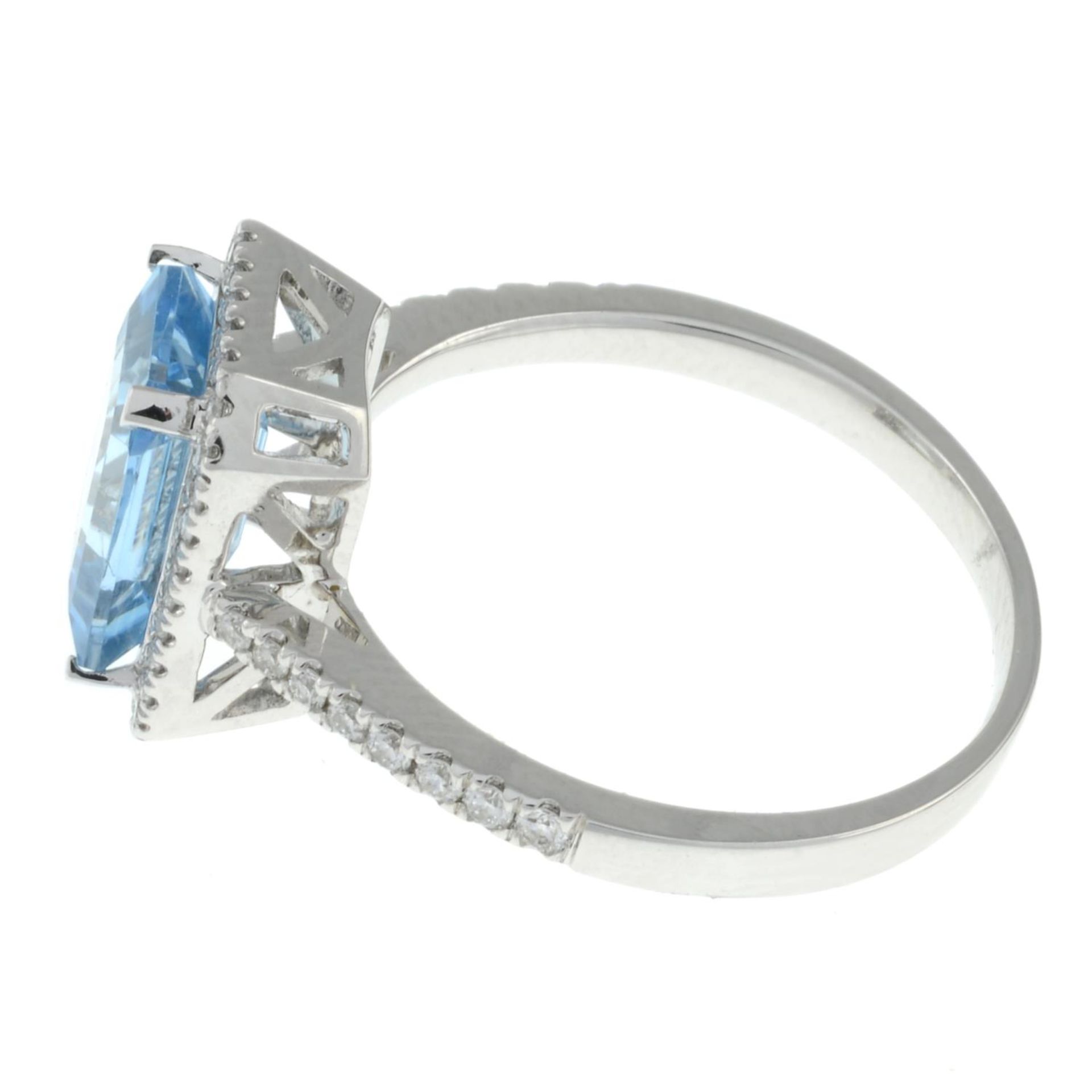 An 18ct gold aquamarine and diamond cluster ring.Aquamarine 2.10cts. - Bild 2 aus 3