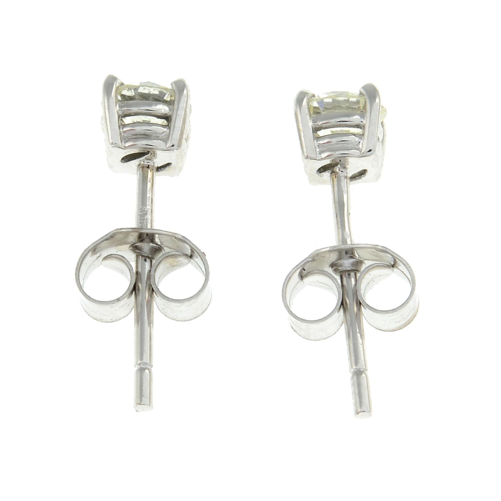 A pair of 18ct gold diamond stud earrings.Estimated total diamond weight 0.50ct, - Bild 2 aus 2