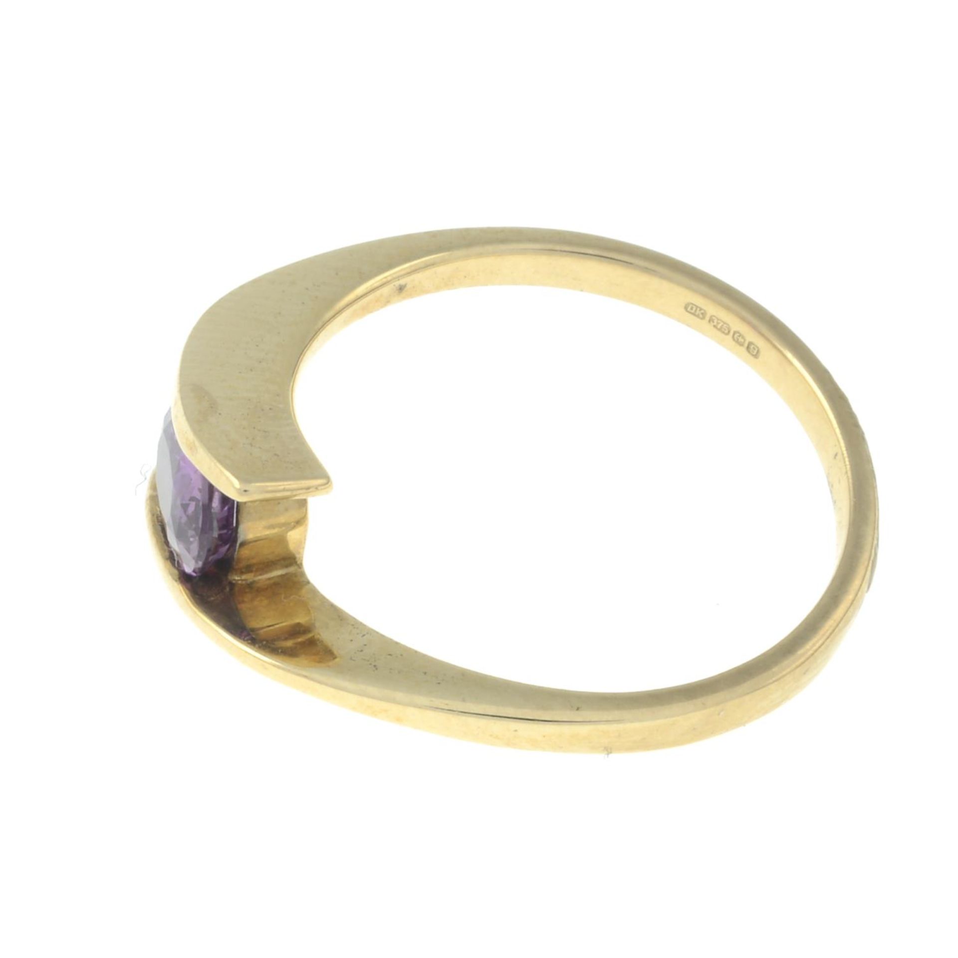 A 9ct gold pink sapphire ring.Hallmarks for 9ct gold. - Bild 2 aus 3