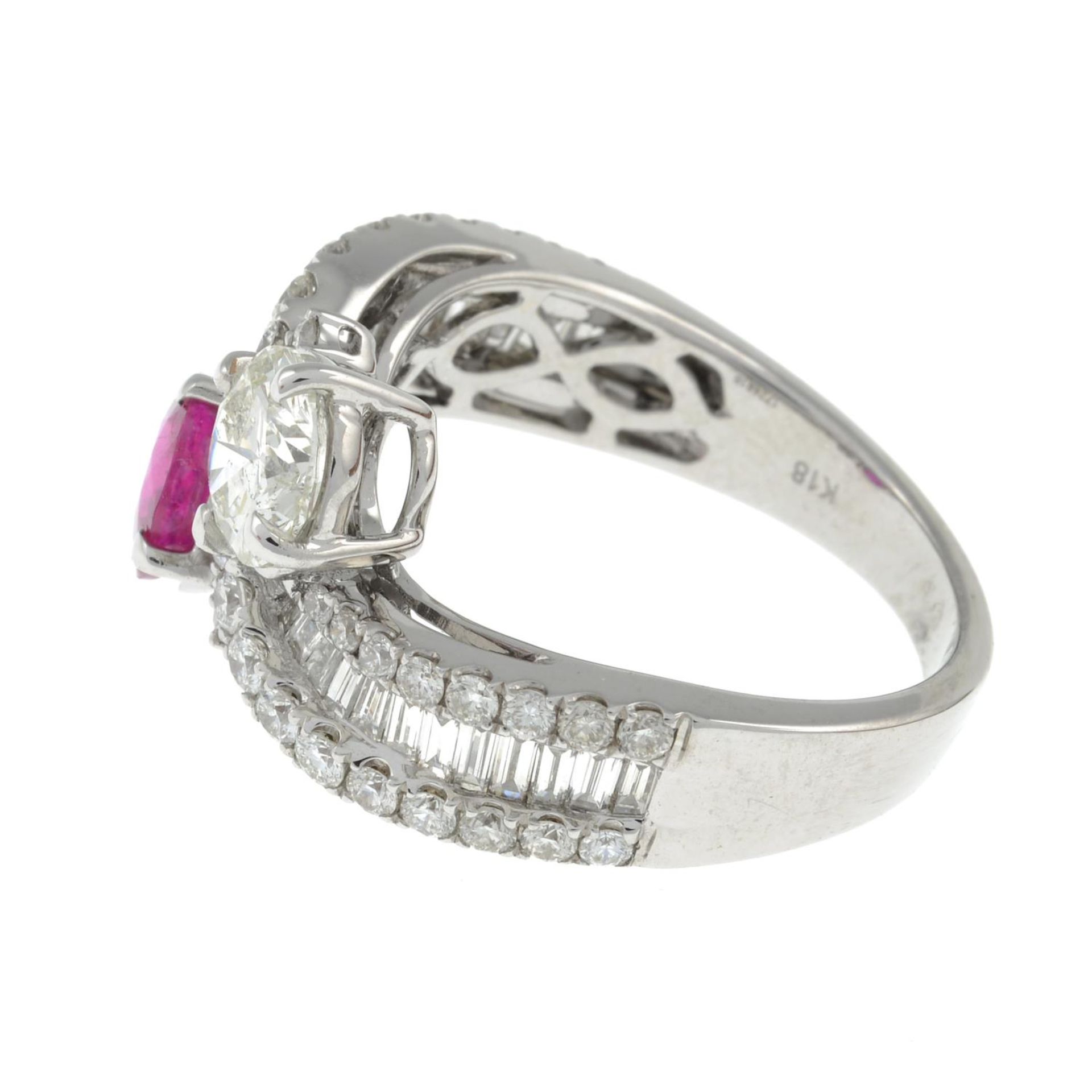 A vari-cut diamond and ruby crossover ring.Ruby is glass-filed. - Bild 3 aus 3