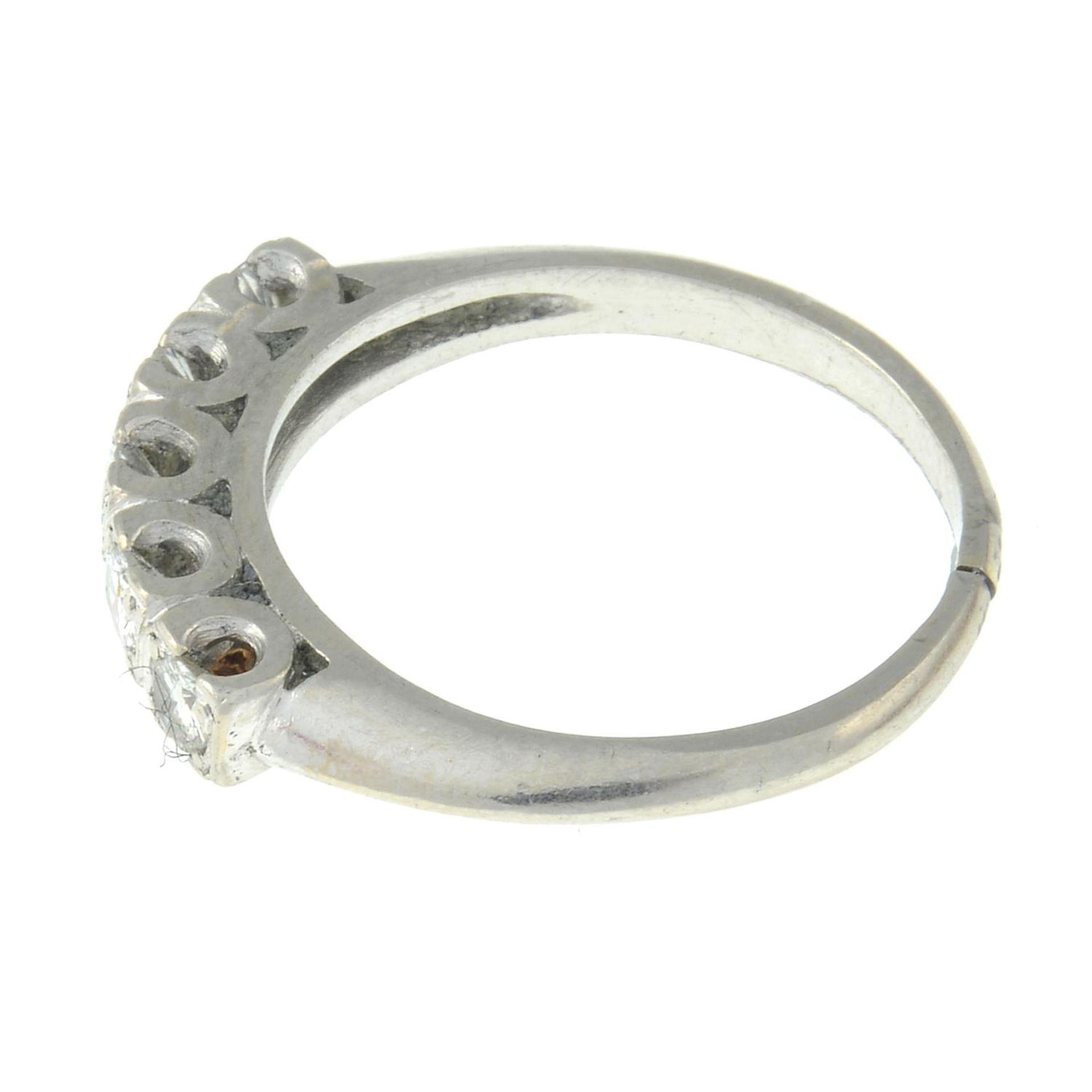 A brilliant-cut diamond five-stone ring.Estimated total diamond weight 0.40ct, - Bild 2 aus 3