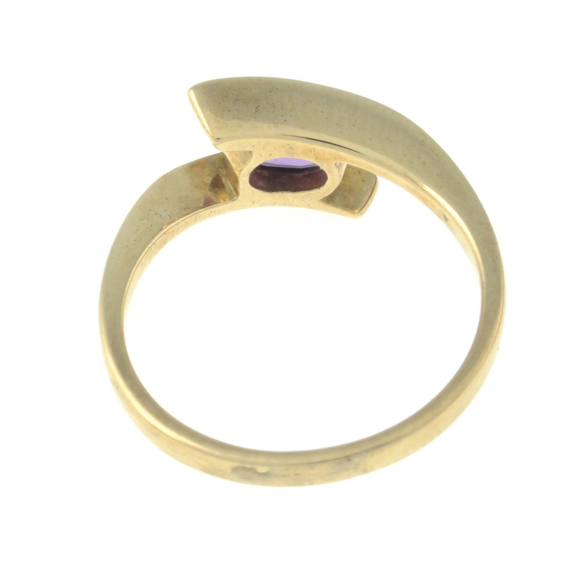 A 9ct gold pink sapphire ring.Hallmarks for 9ct gold. - Bild 3 aus 3
