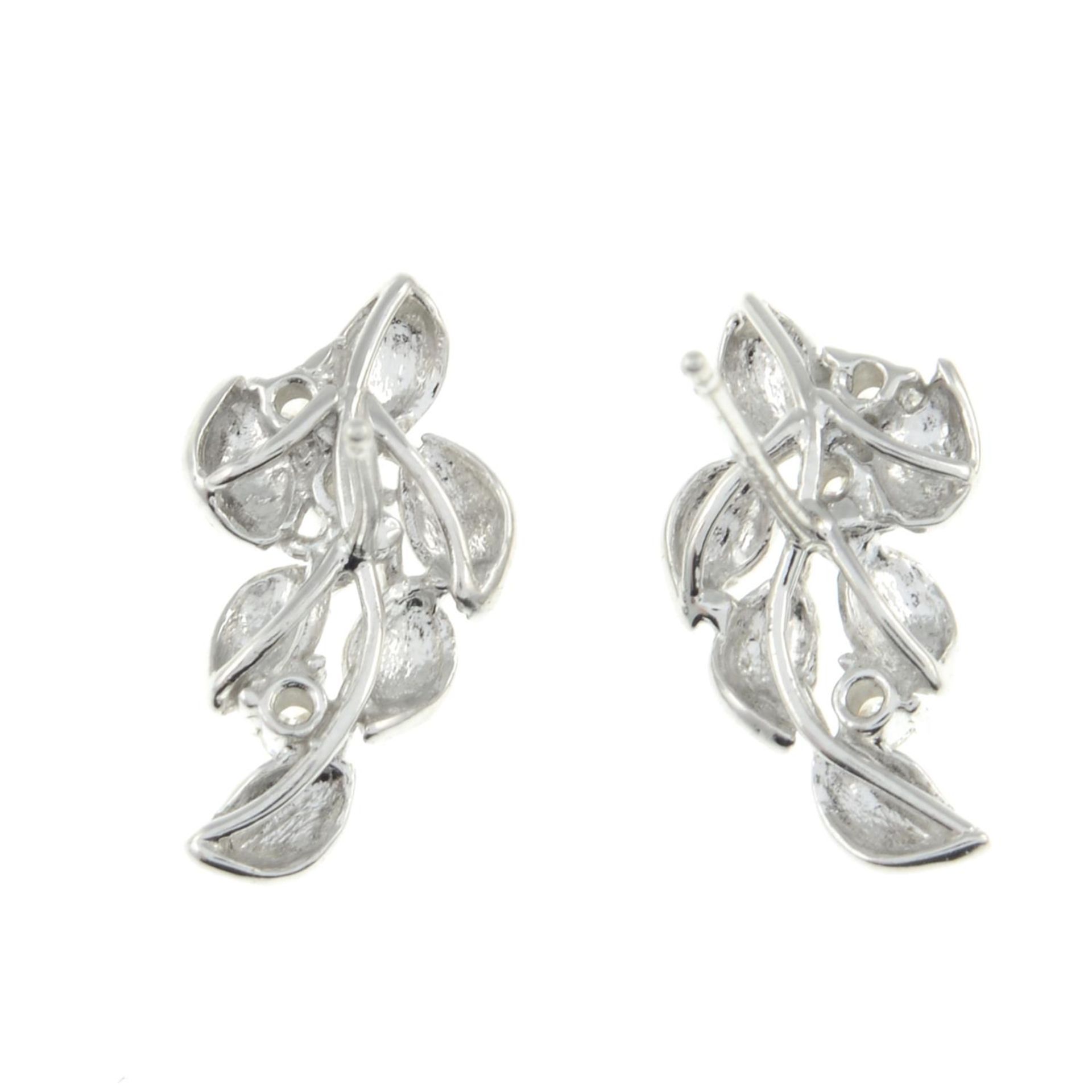 A pair of brilliant-cut diamond foliate stud earrings.Estimated total diamond weight 0.10ct.Stamped - Bild 2 aus 2