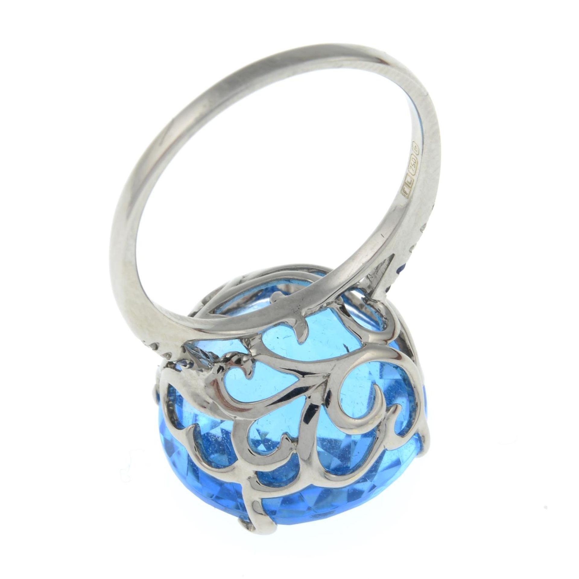 An 18ct gold blue topaz single-stone ring, - Bild 3 aus 3