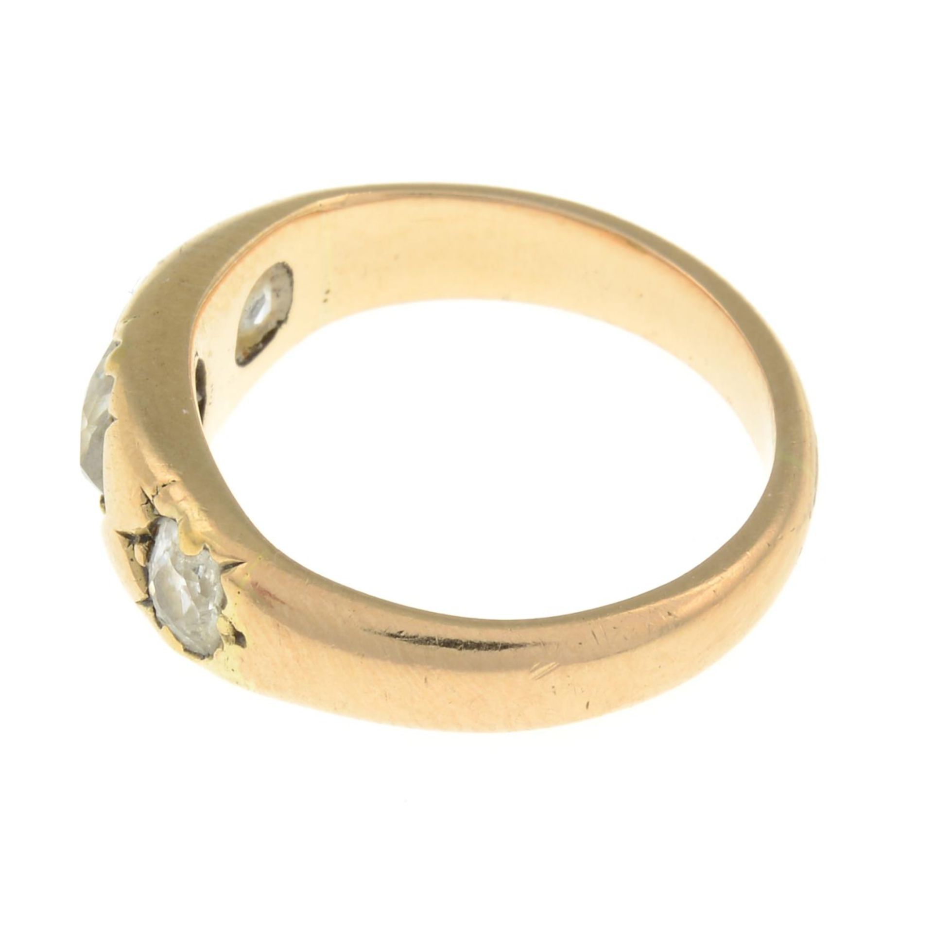 An old-cut diamond three-stone ring.Estimated total diamond weight 0.50ct, - Bild 2 aus 3