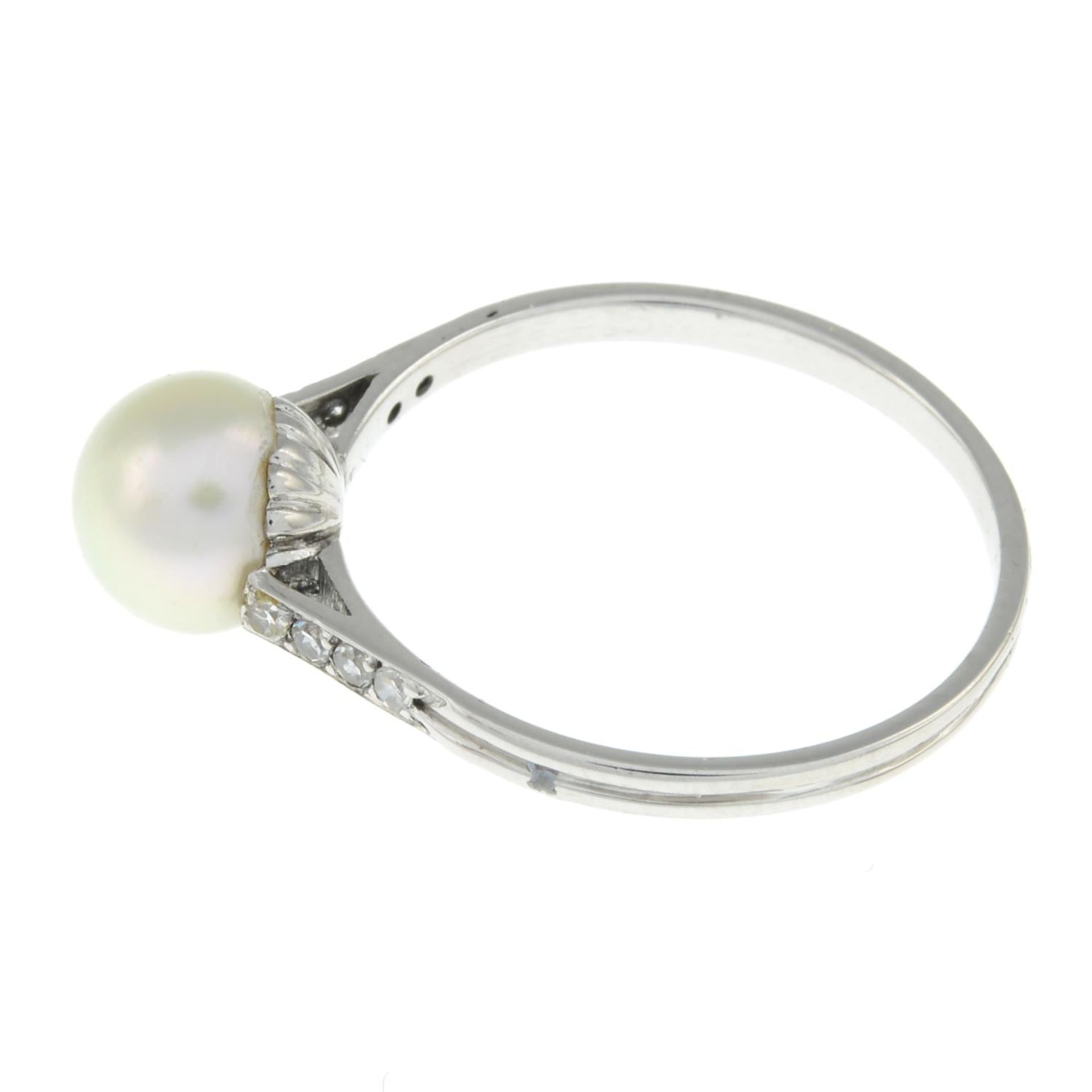 A split pearl and diamond ring.Ring size O1/2. - Bild 2 aus 3