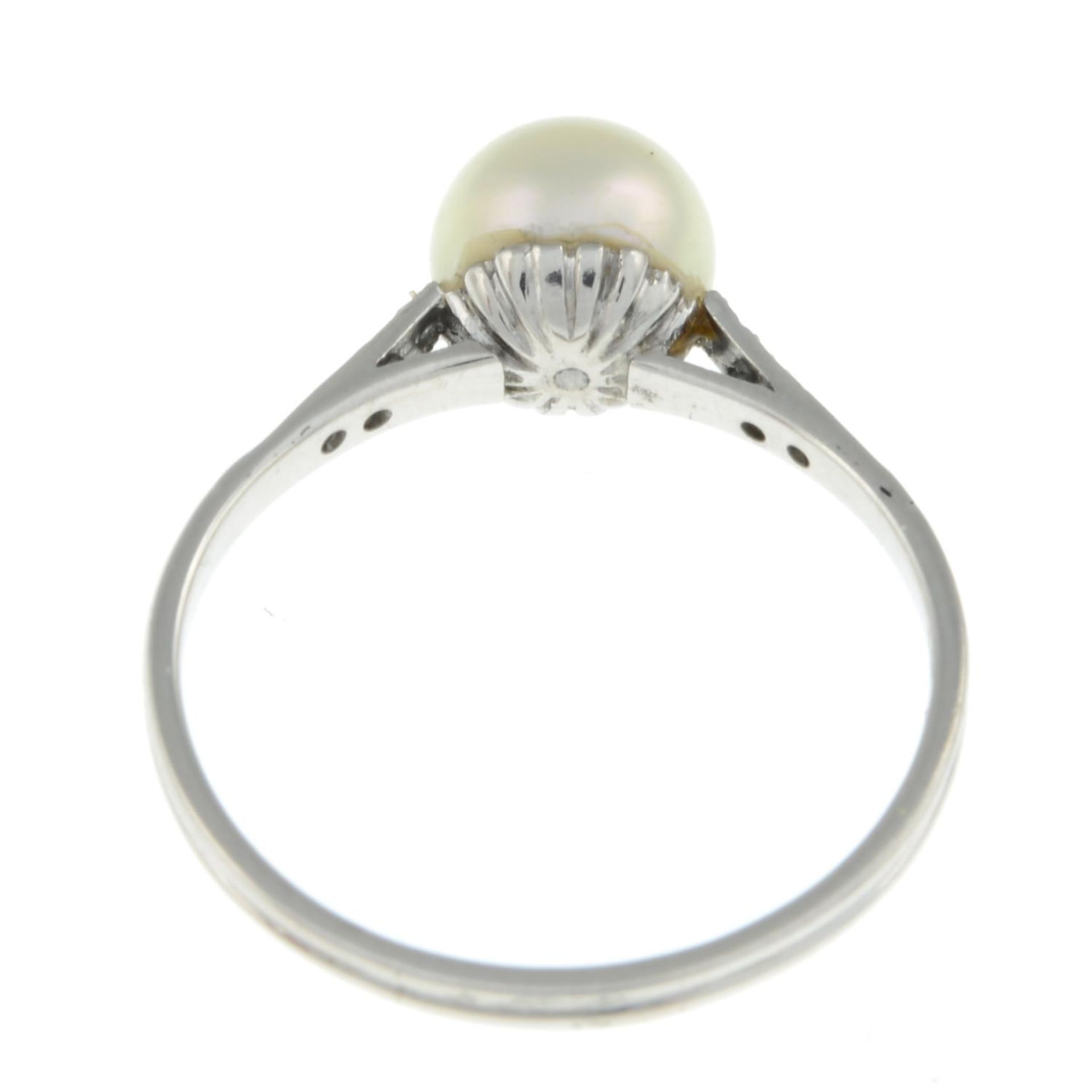 A split pearl and diamond ring.Ring size O1/2. - Bild 3 aus 3