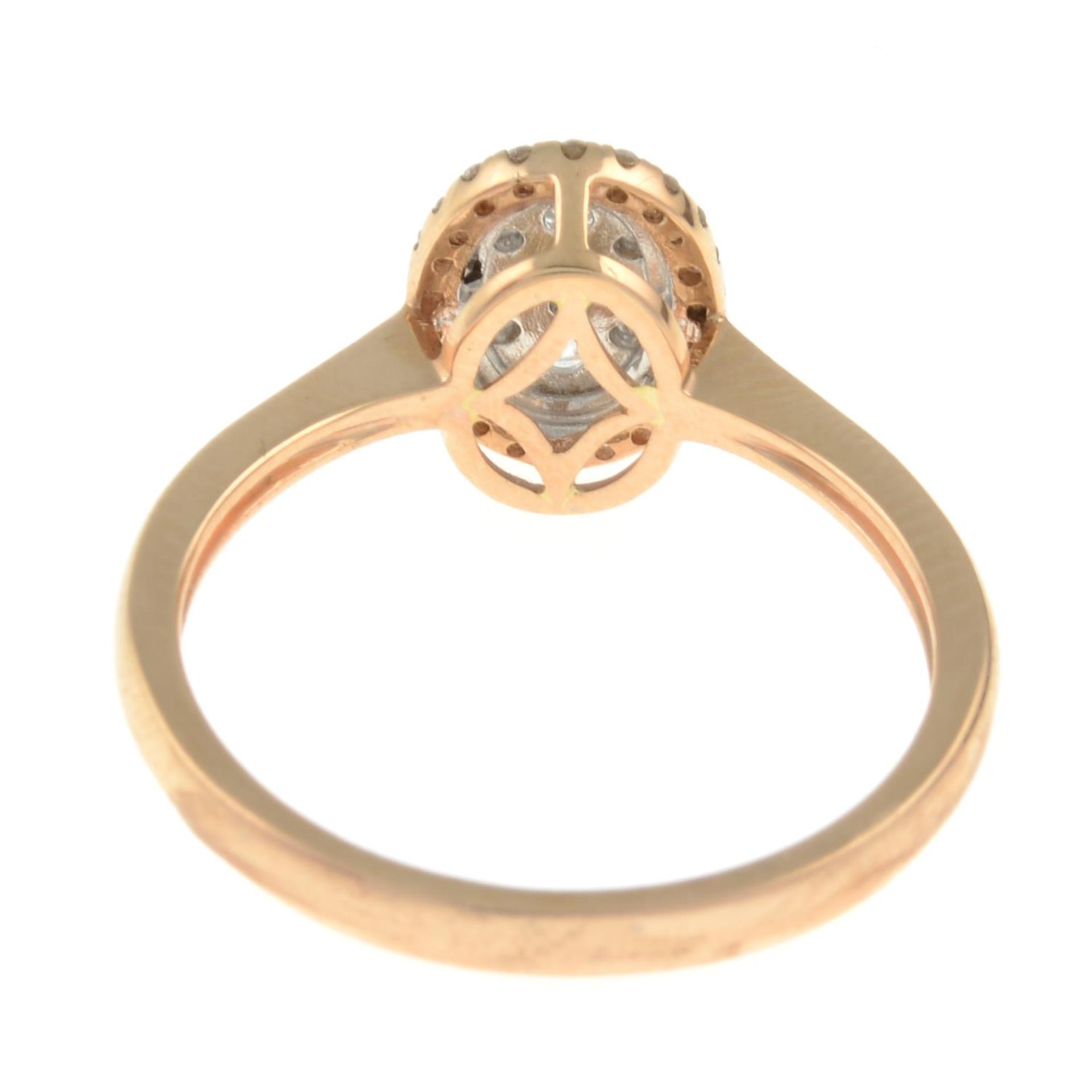 An 18ct gold diamond cluster ring.Estimated total diamond weight 0.40ct. - Bild 3 aus 3