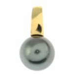 A cultured pearl pendant.Cultured pearl measuring 9.6mms.