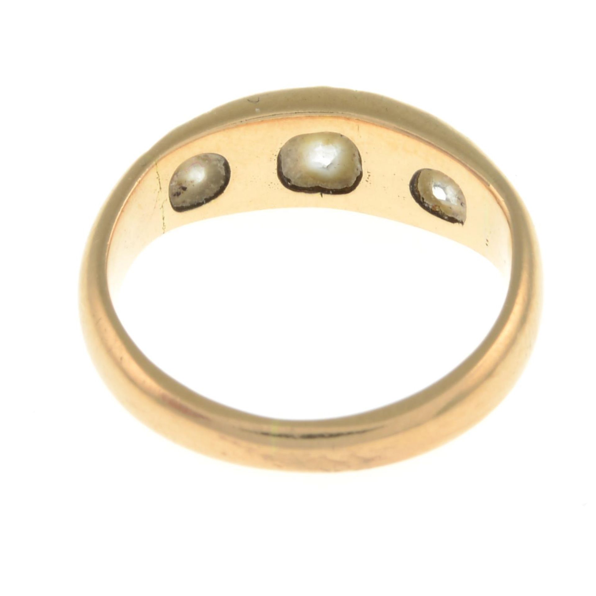 An old-cut diamond three-stone ring.Estimated total diamond weight 0.50ct, - Bild 3 aus 3