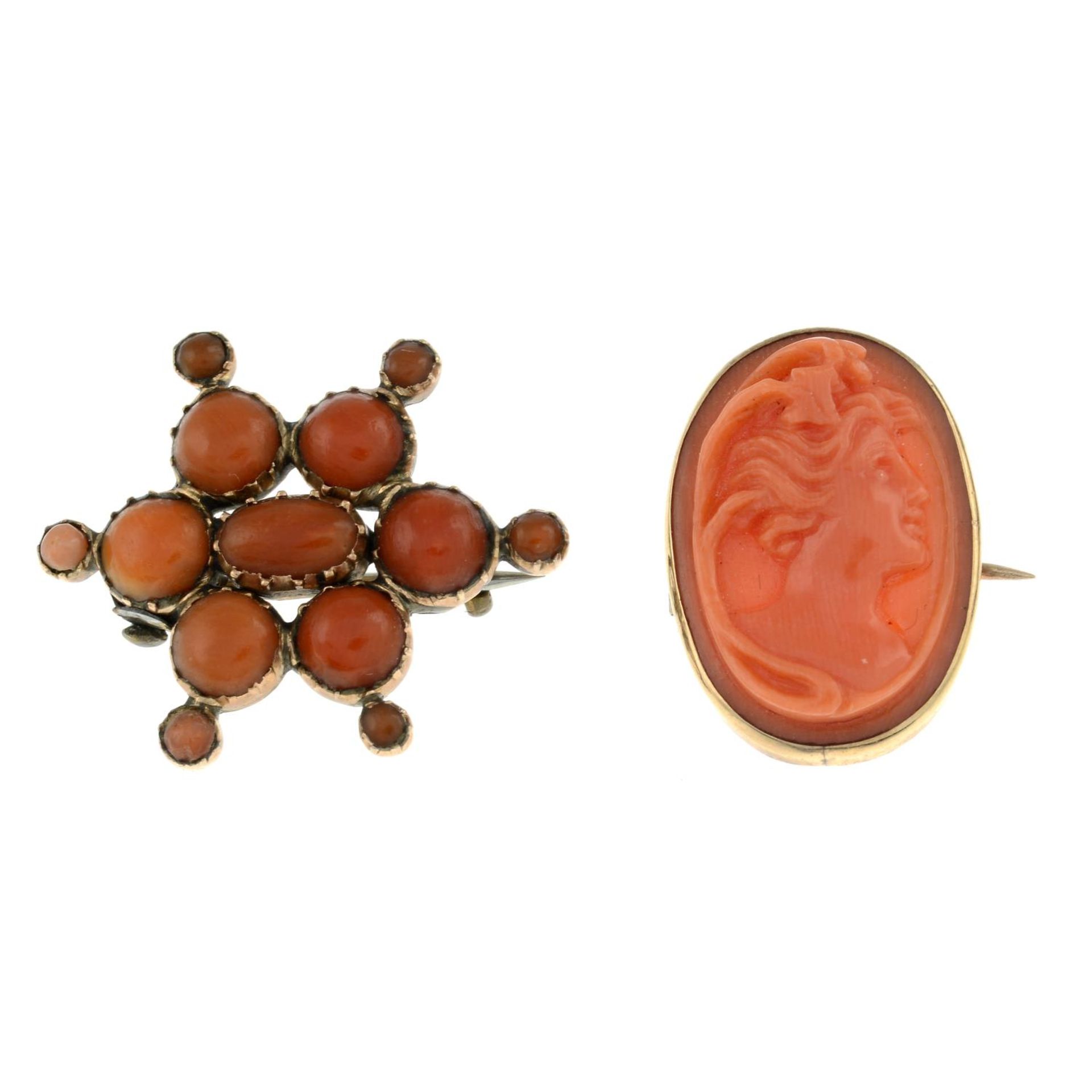 Later 19th century coral cluster brooch, length 2.7cms, 3.5gms.