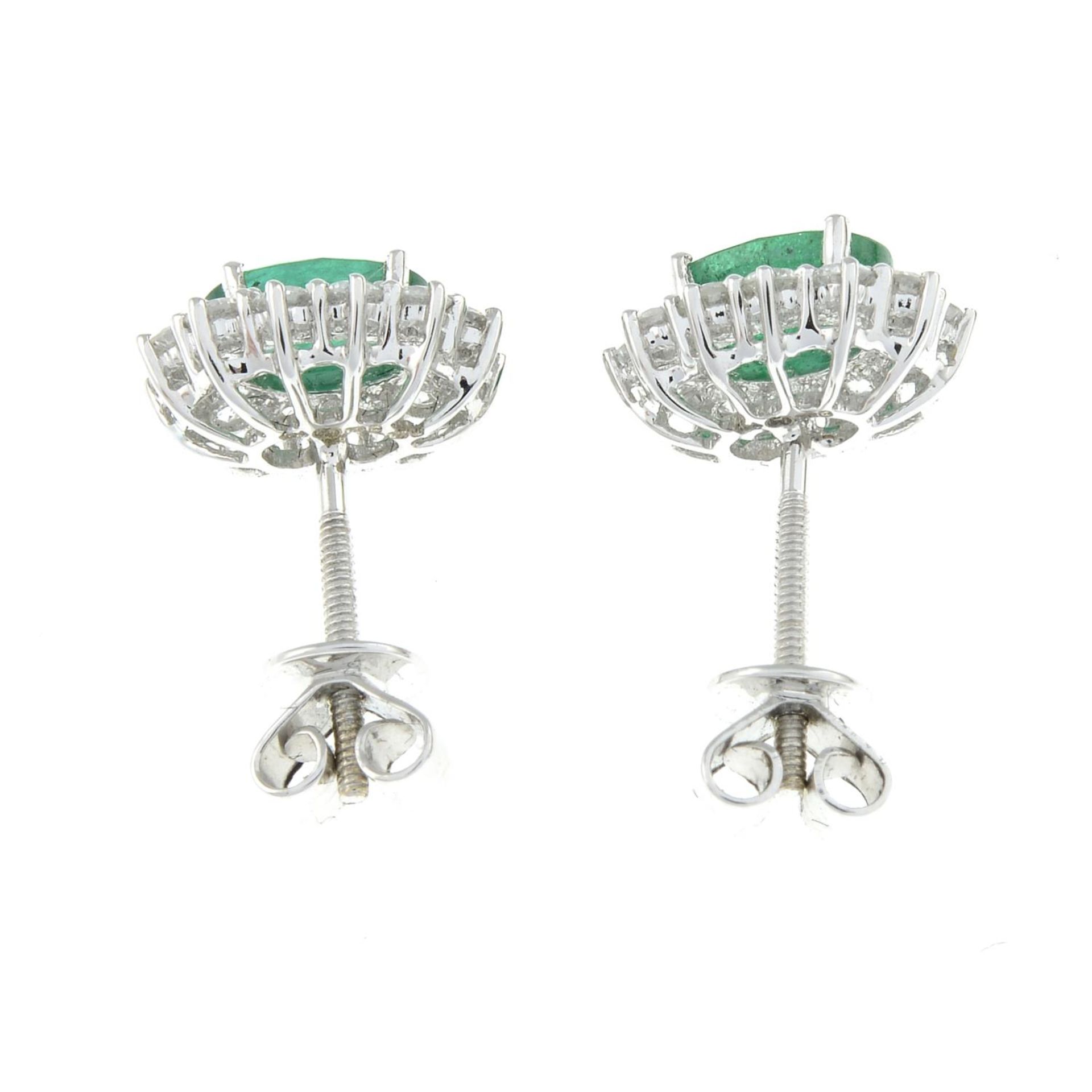 A pair of 18ct gold emerald and diamond cluster stud earrings.Estimated total diamond weight - Bild 2 aus 2