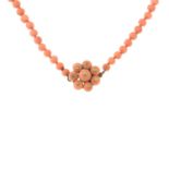 A coral single-strand necklace, with coral cluster clasp.Length 43.5cms.