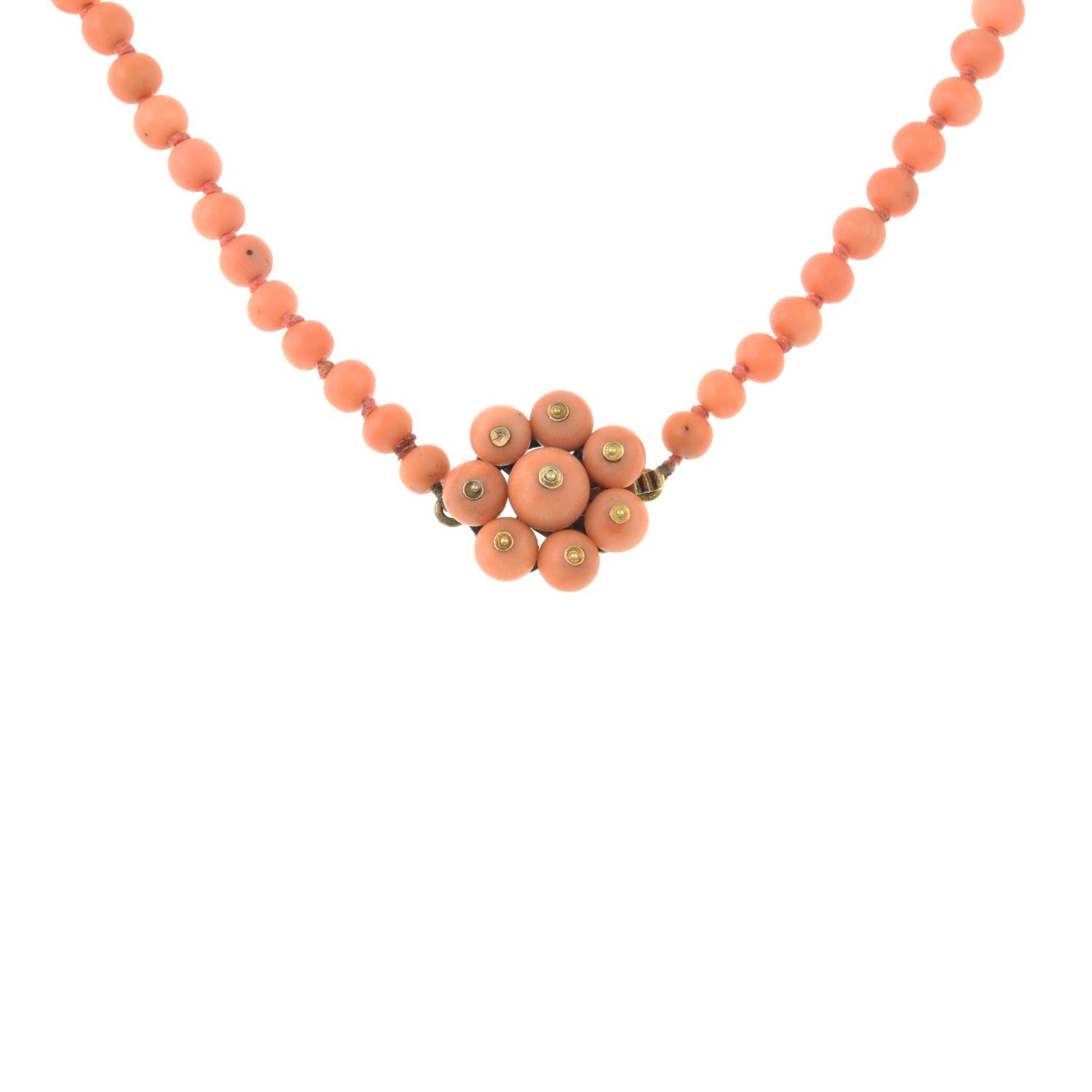 A coral single-strand necklace, with coral cluster clasp.Length 43.5cms.