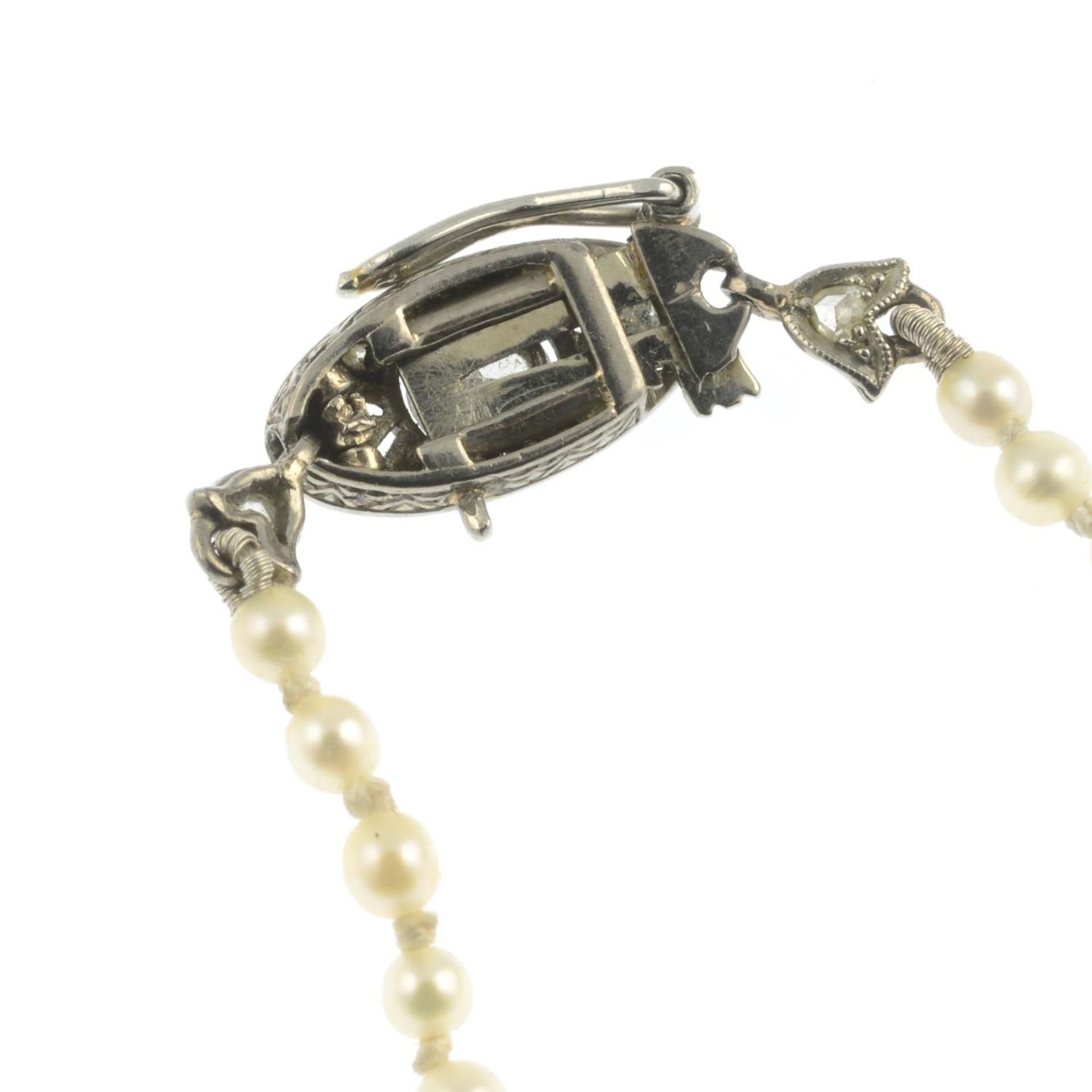 A graduated pearl single-strand necklace, - Image 3 of 4