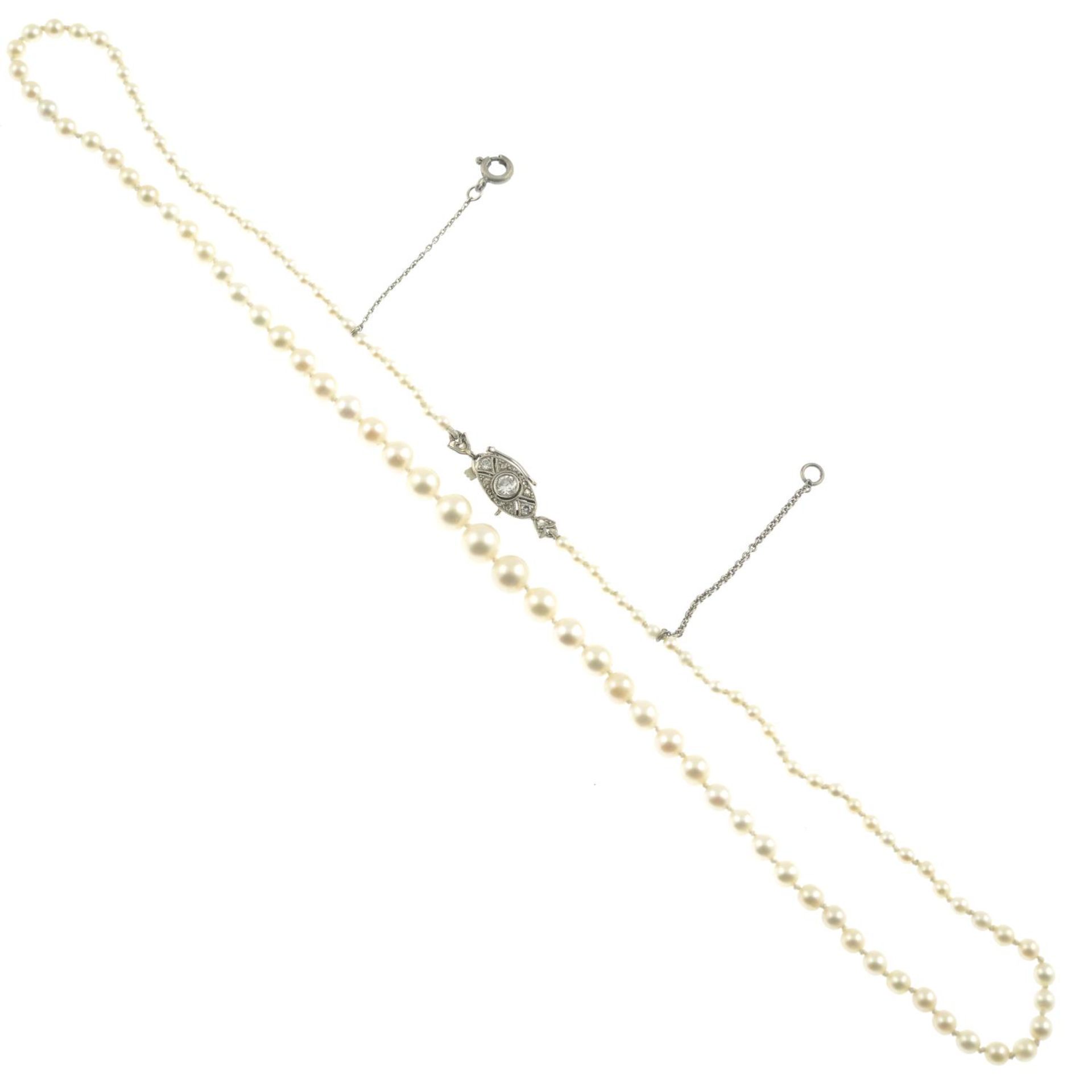 A graduated pearl single-strand necklace, - Image 2 of 4