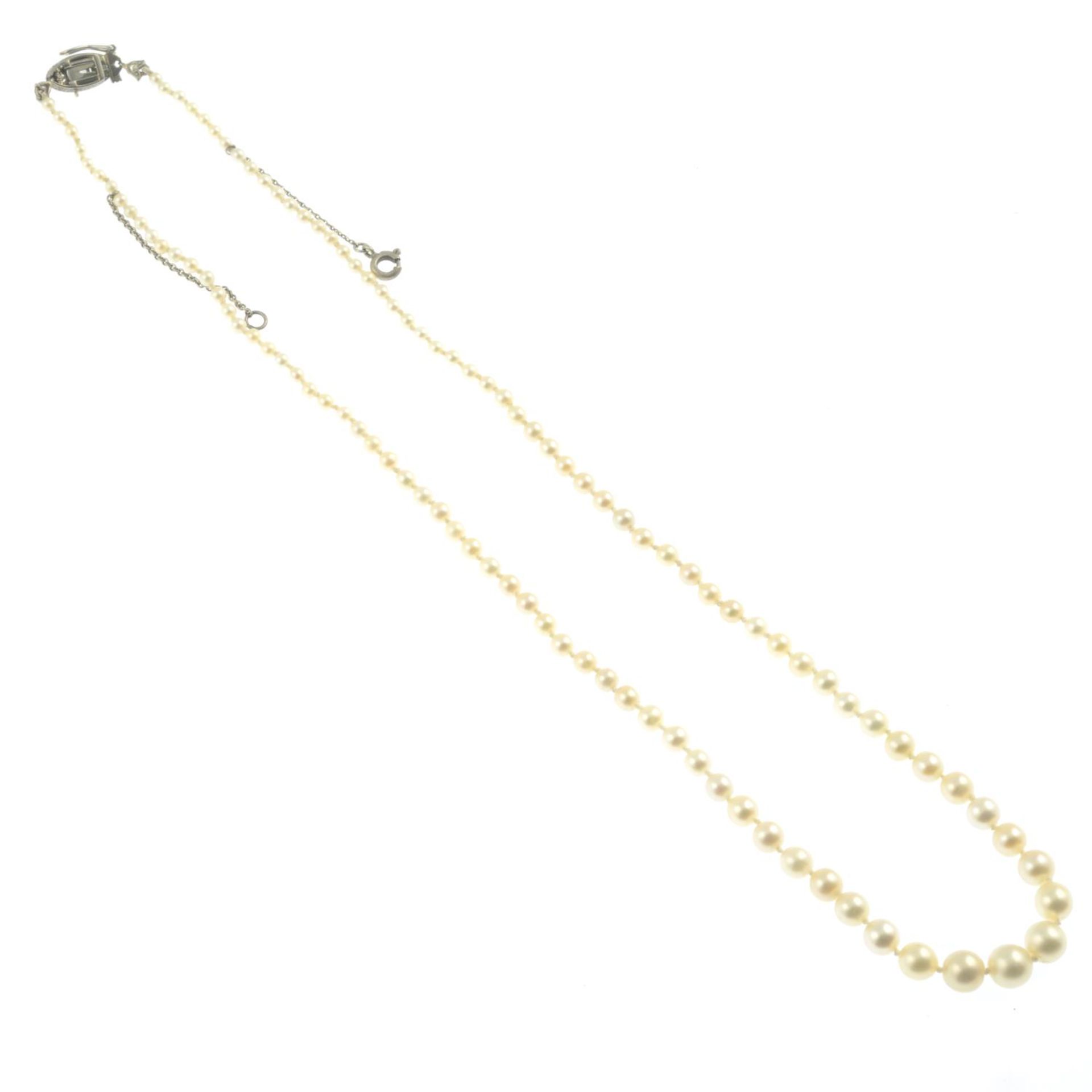 A graduated pearl single-strand necklace, - Image 4 of 4