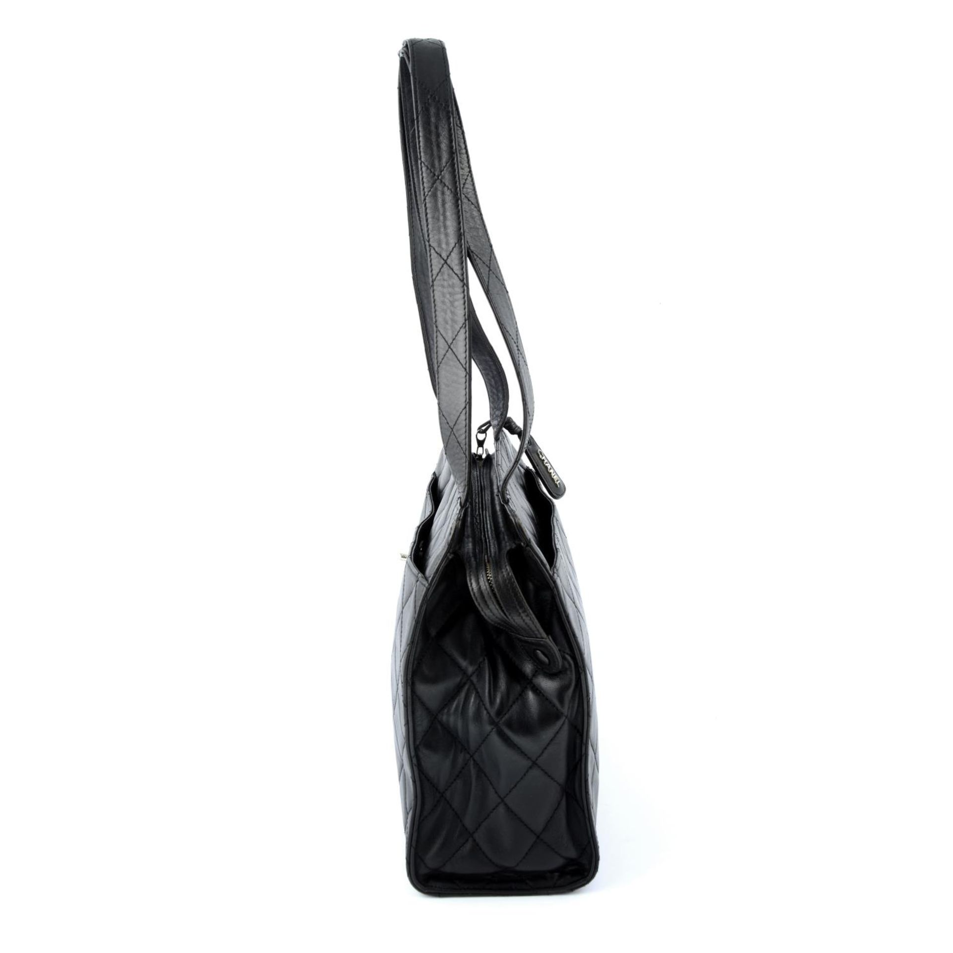 CHANEL - a black quilted leather zip handbag. - Bild 3 aus 4
