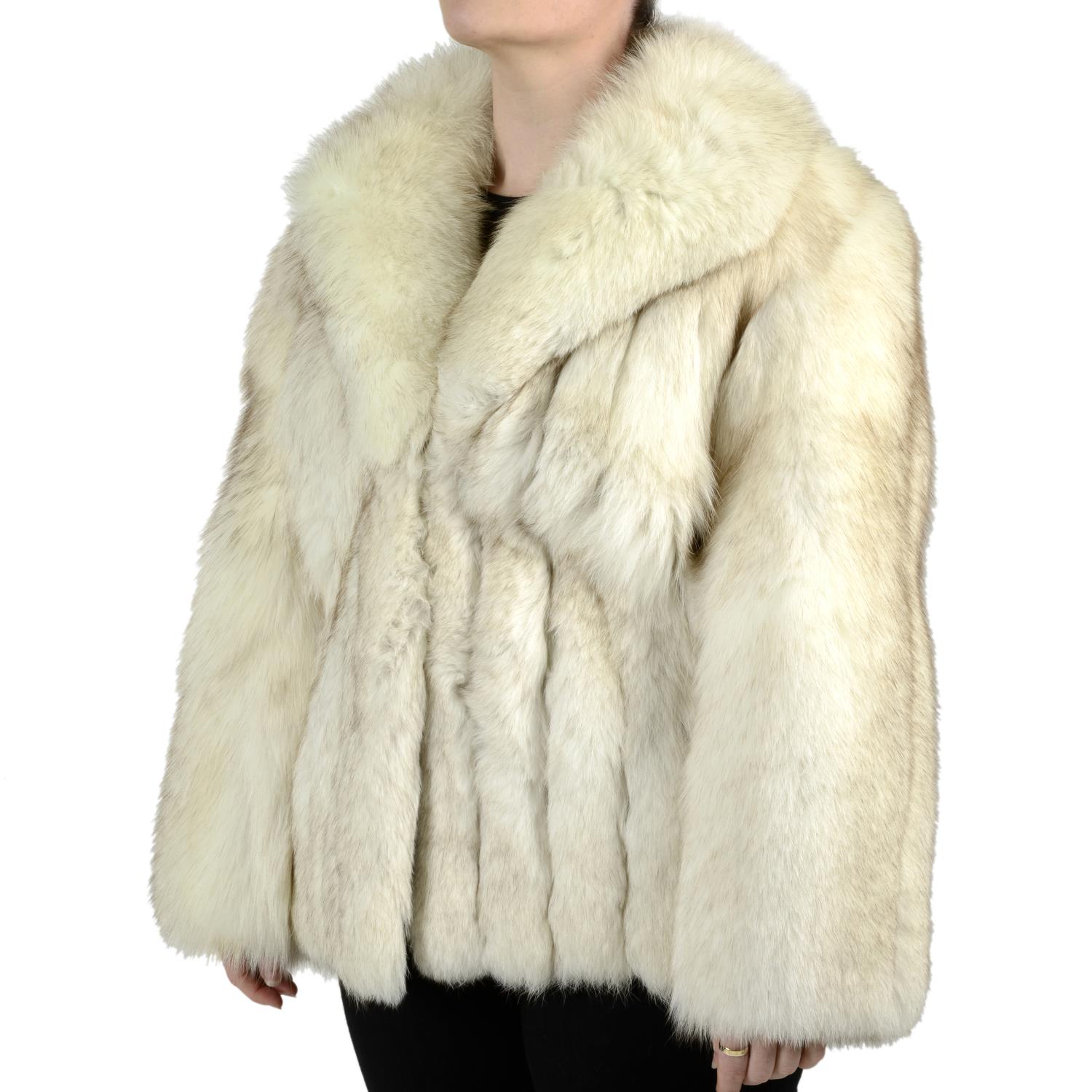 A blue fox fur jacket. - Bild 3 aus 3