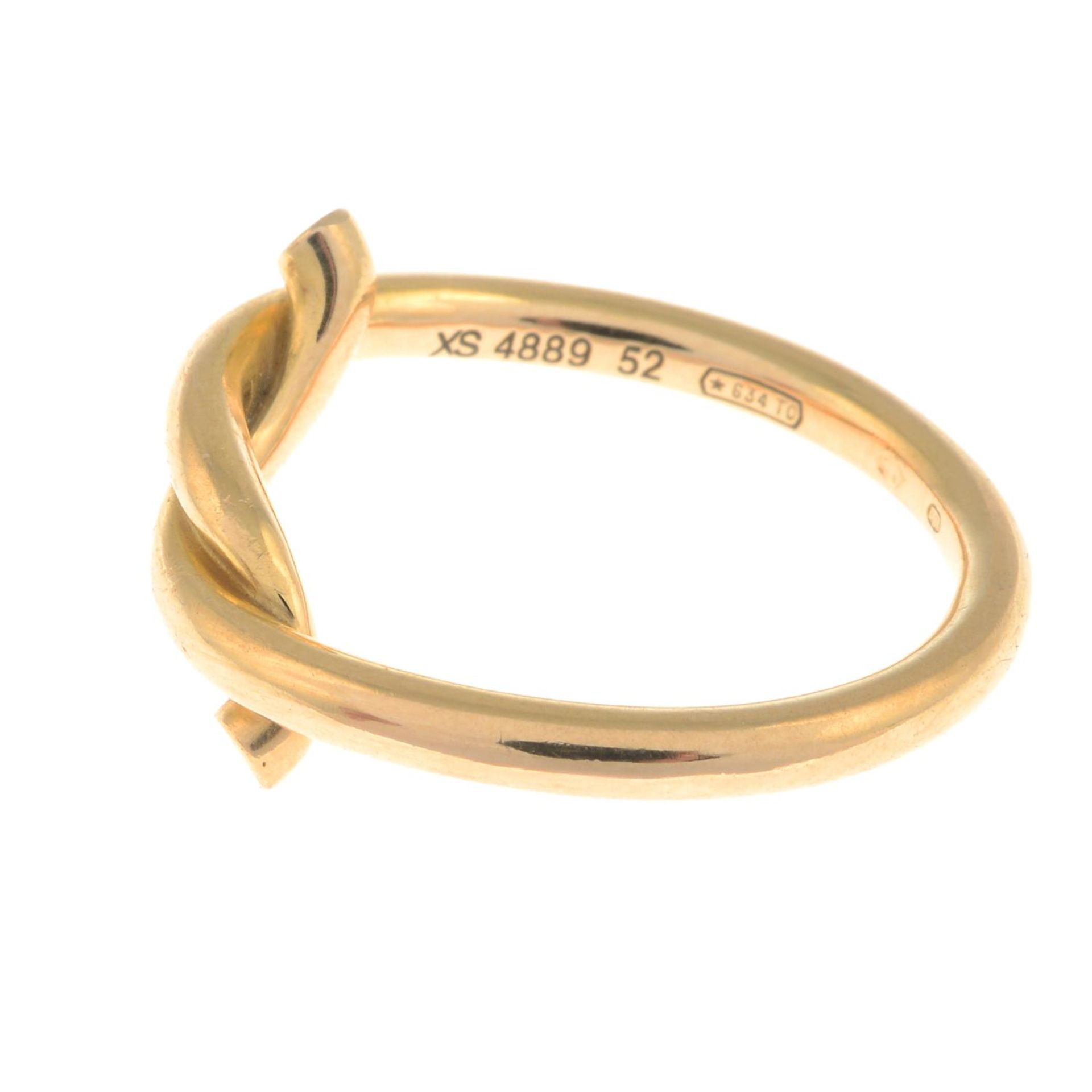 CARTIER - an 18ct gold 'Entrelacés' ring. - Image 3 of 4