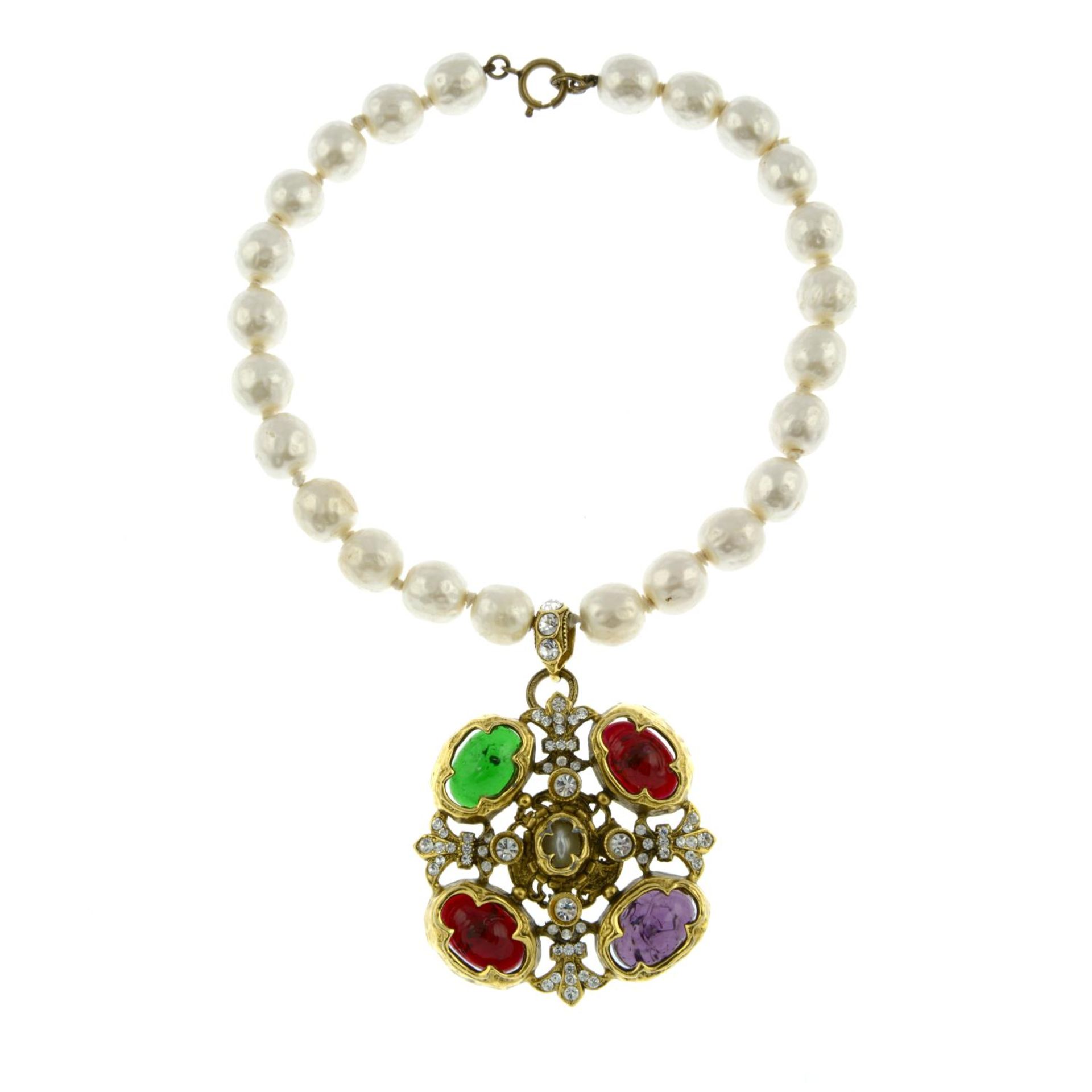 CHANEL - an imitation pearl and Gripoix necklace. - Image 2 of 3