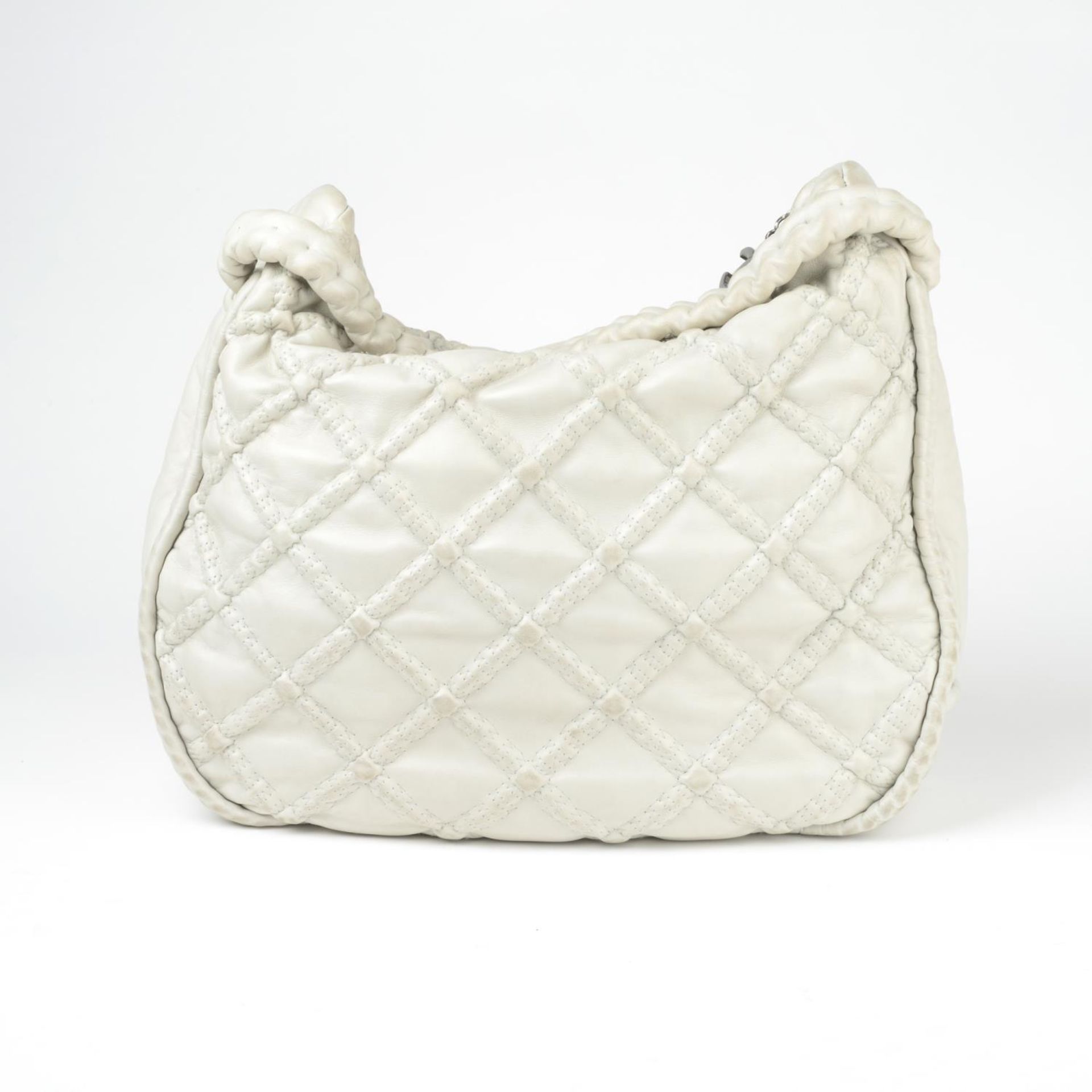 CHANEL - a lambskin quilted Hidden Chain hobo handbag. - Image 4 of 5