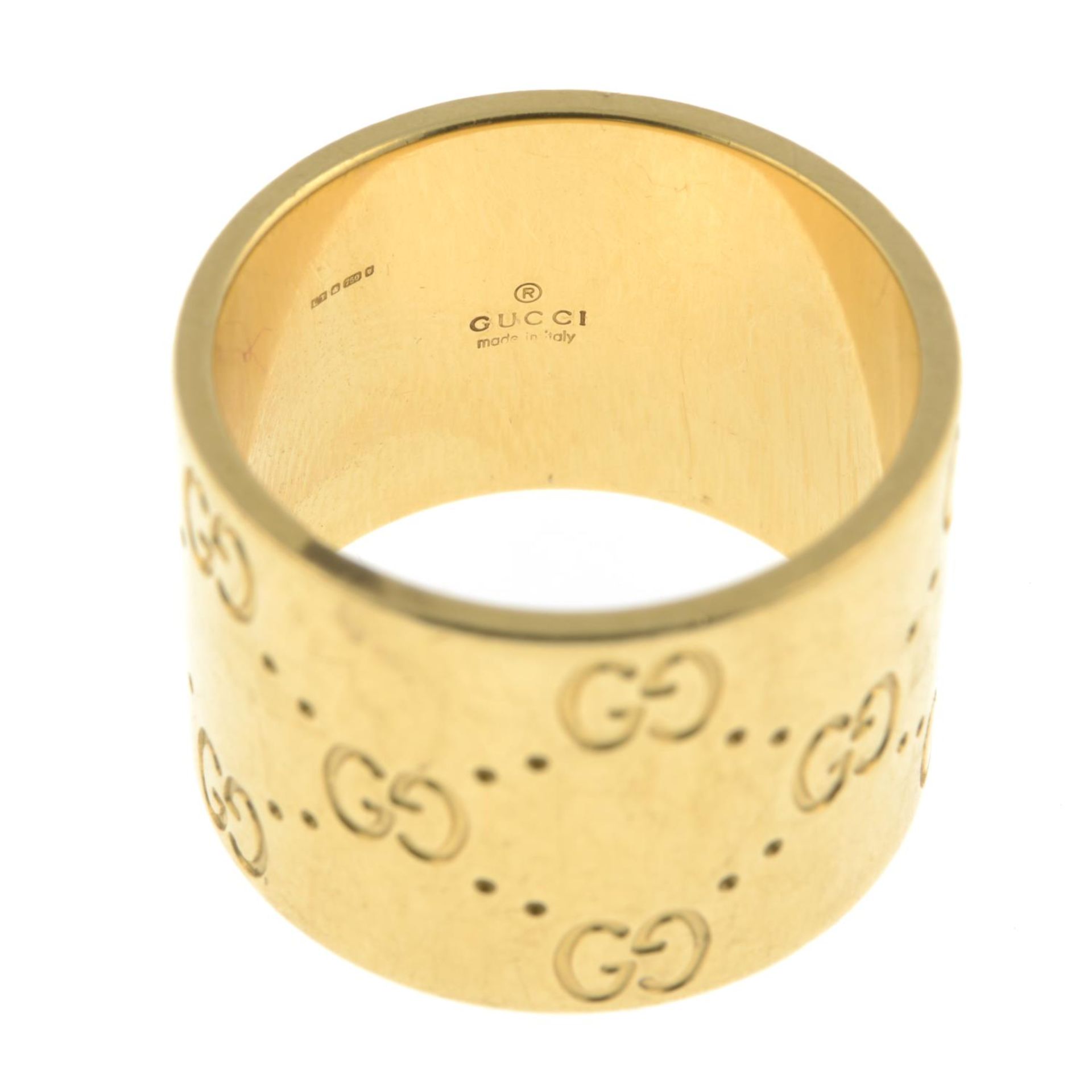 GUCCI - an 18ct gold 'Icon' band ring. - Image 2 of 3