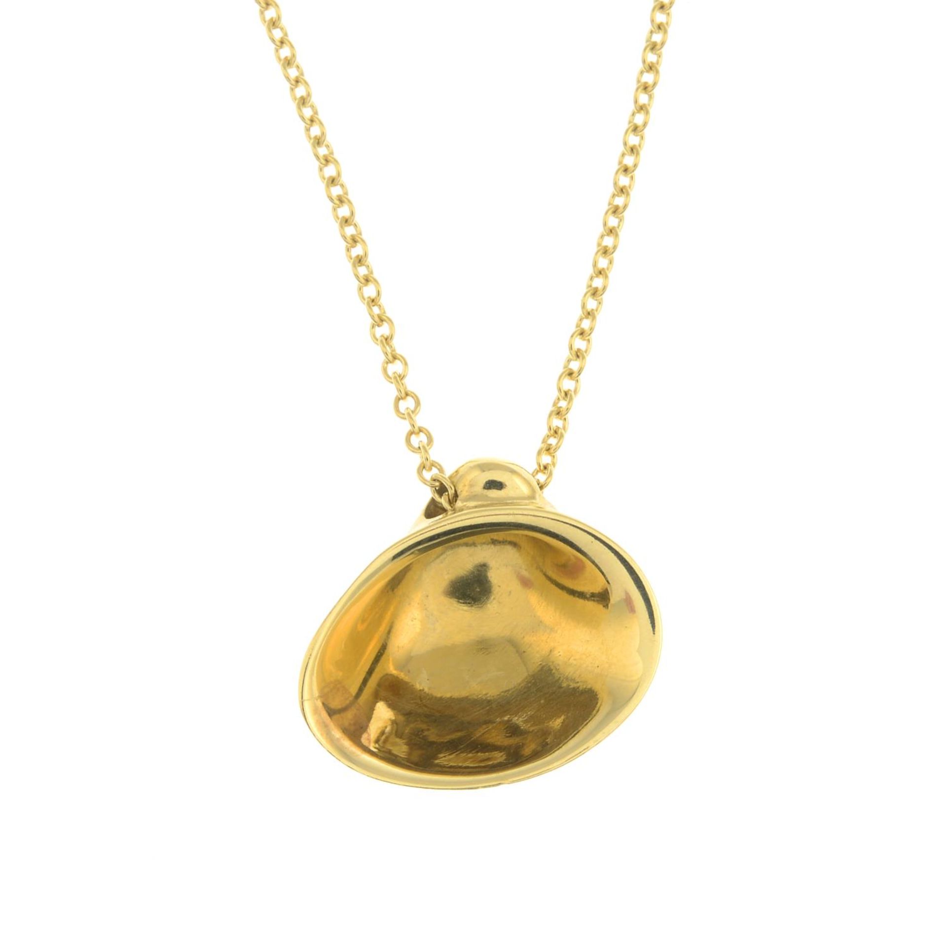 TIFFANY & CO. - an Elsa Peretti 18ct gold 'Cat Island Beach Shell' pendant. - Image 2 of 3