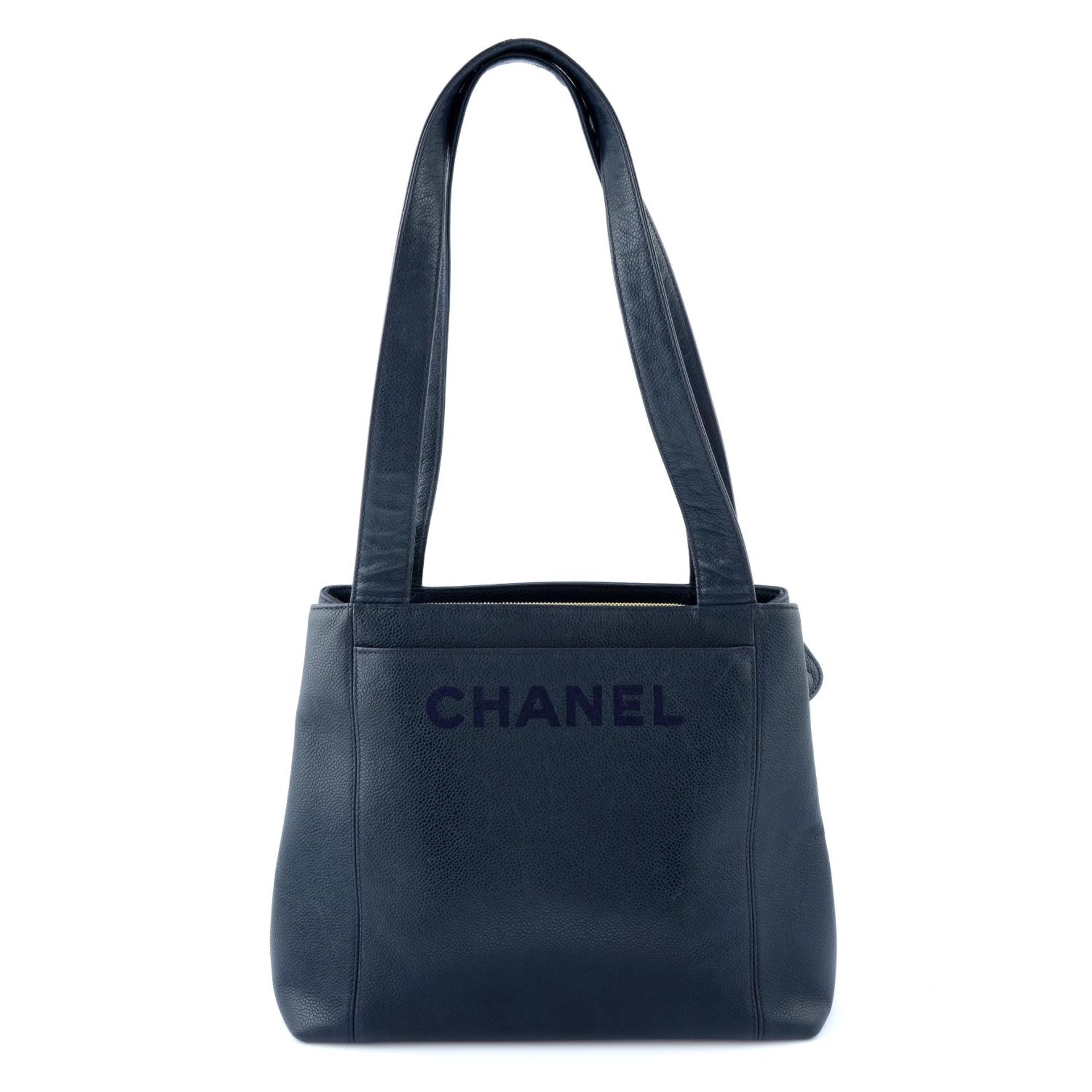 CHANEL - a CC caviar leather zip handbag.