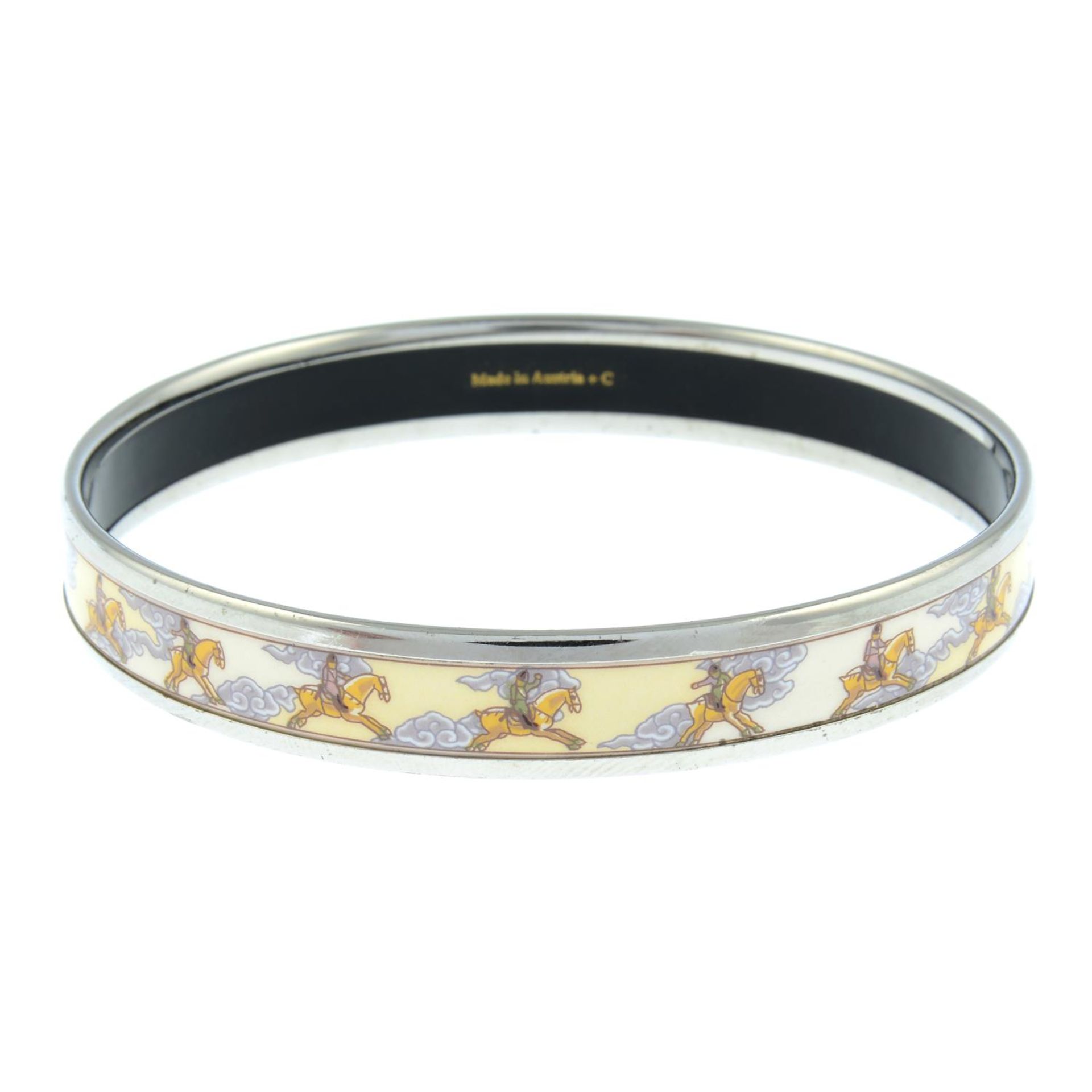 HERMÈS - a horse motif enamel bangle. - Image 2 of 4