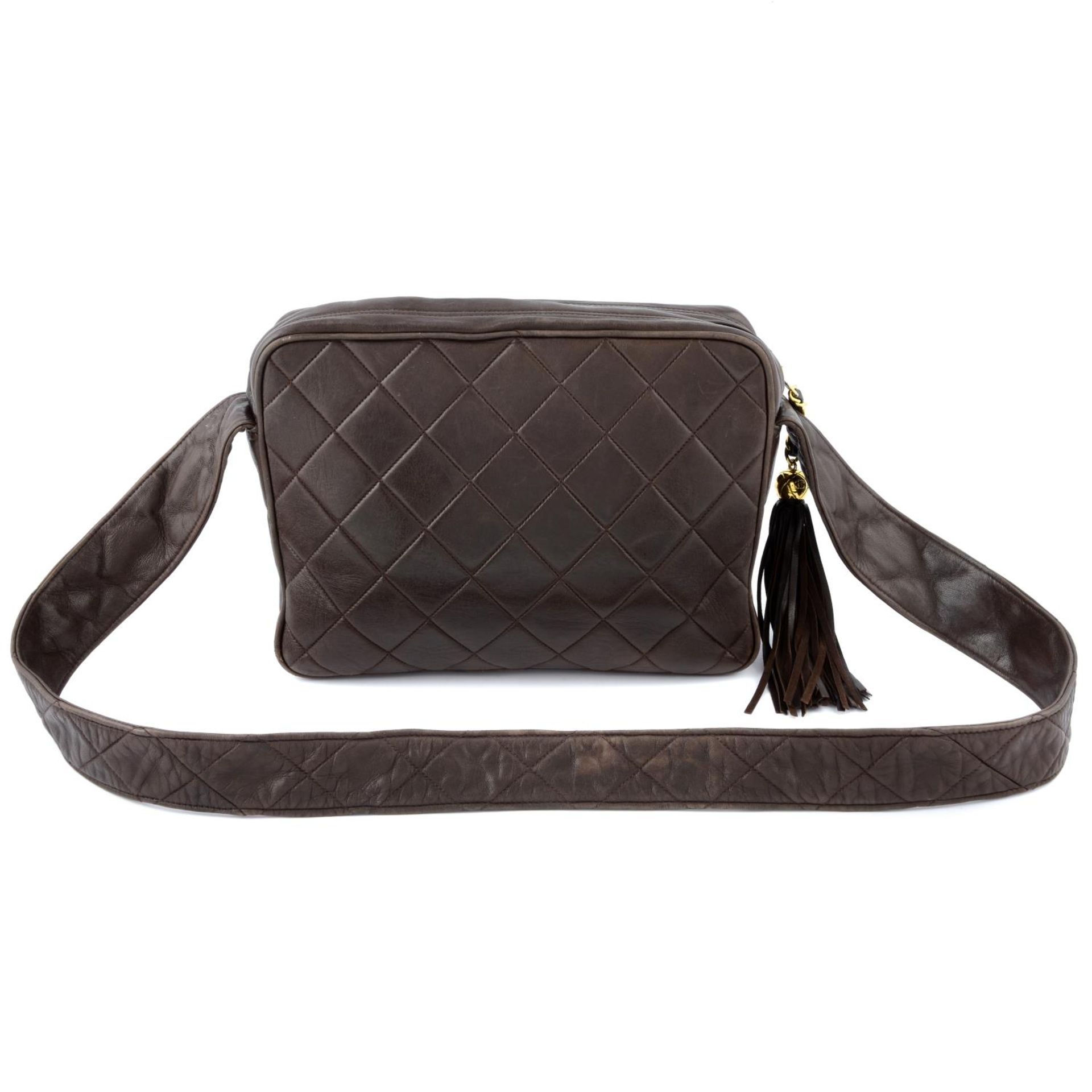 CHANEL - a brown diamond quilted crossbody handbag. - Bild 2 aus 5