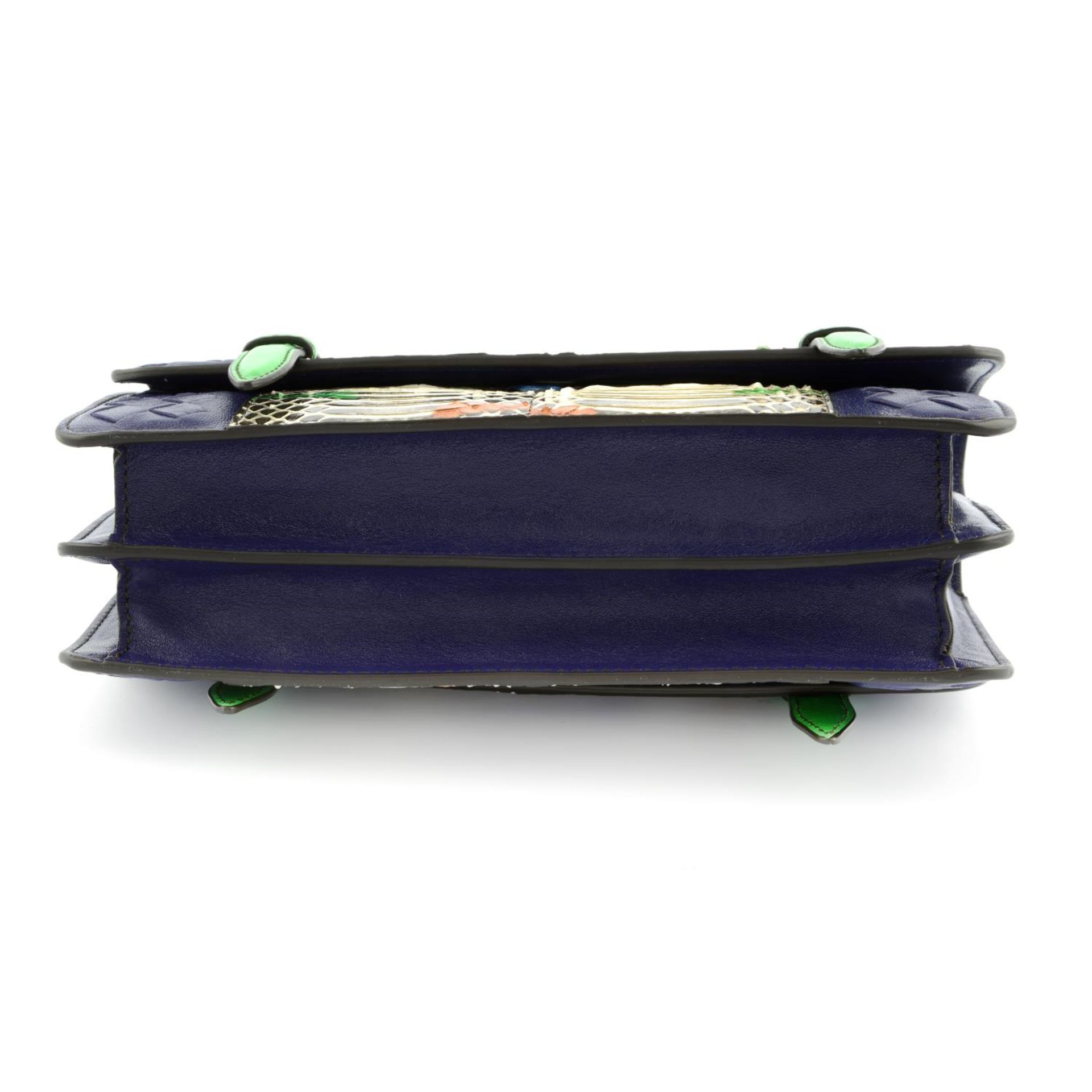 BOTTEGA VENETA - a multicolour Intrecciato leather and python baguette handbag. - Bild 5 aus 6