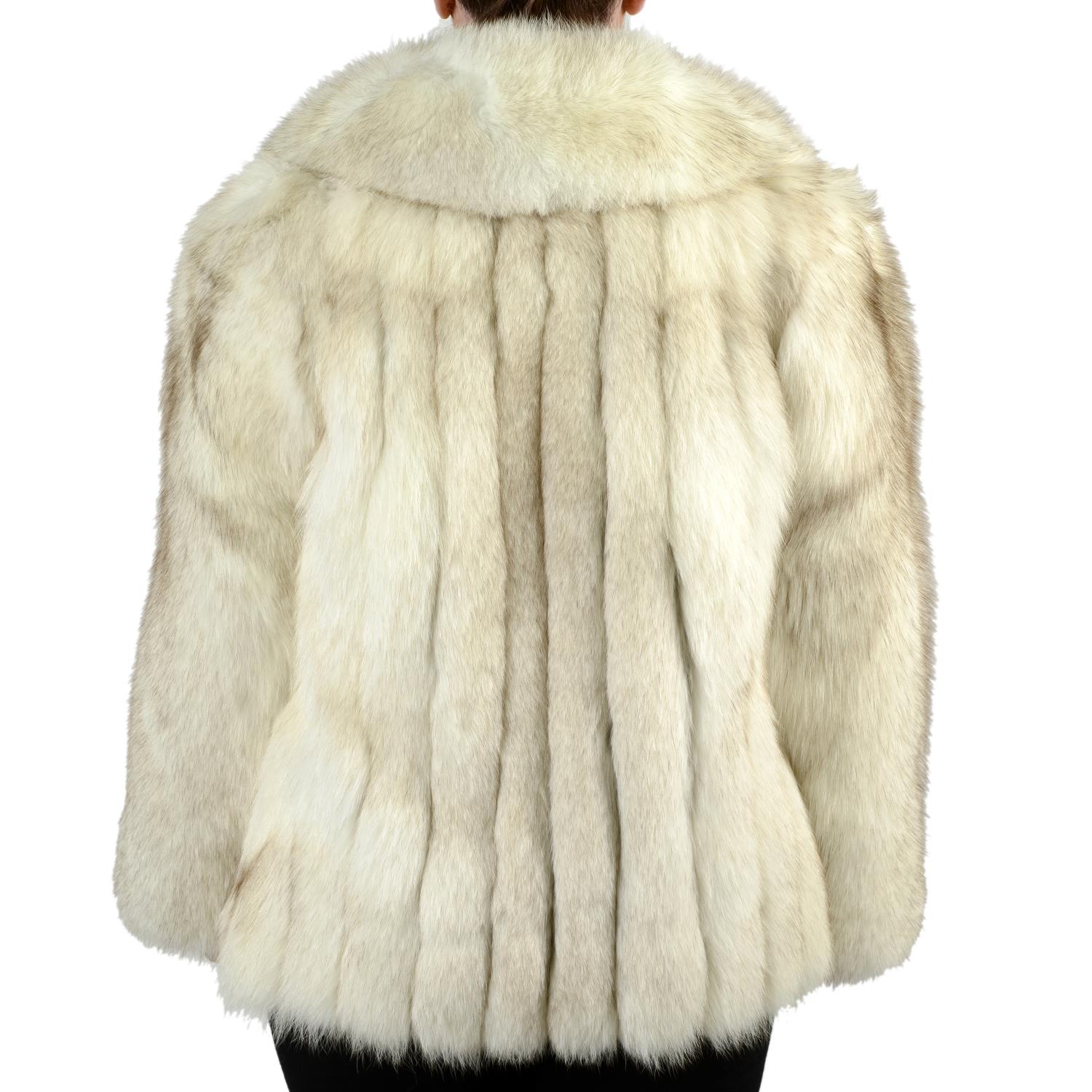 A blue fox fur jacket. - Bild 2 aus 3