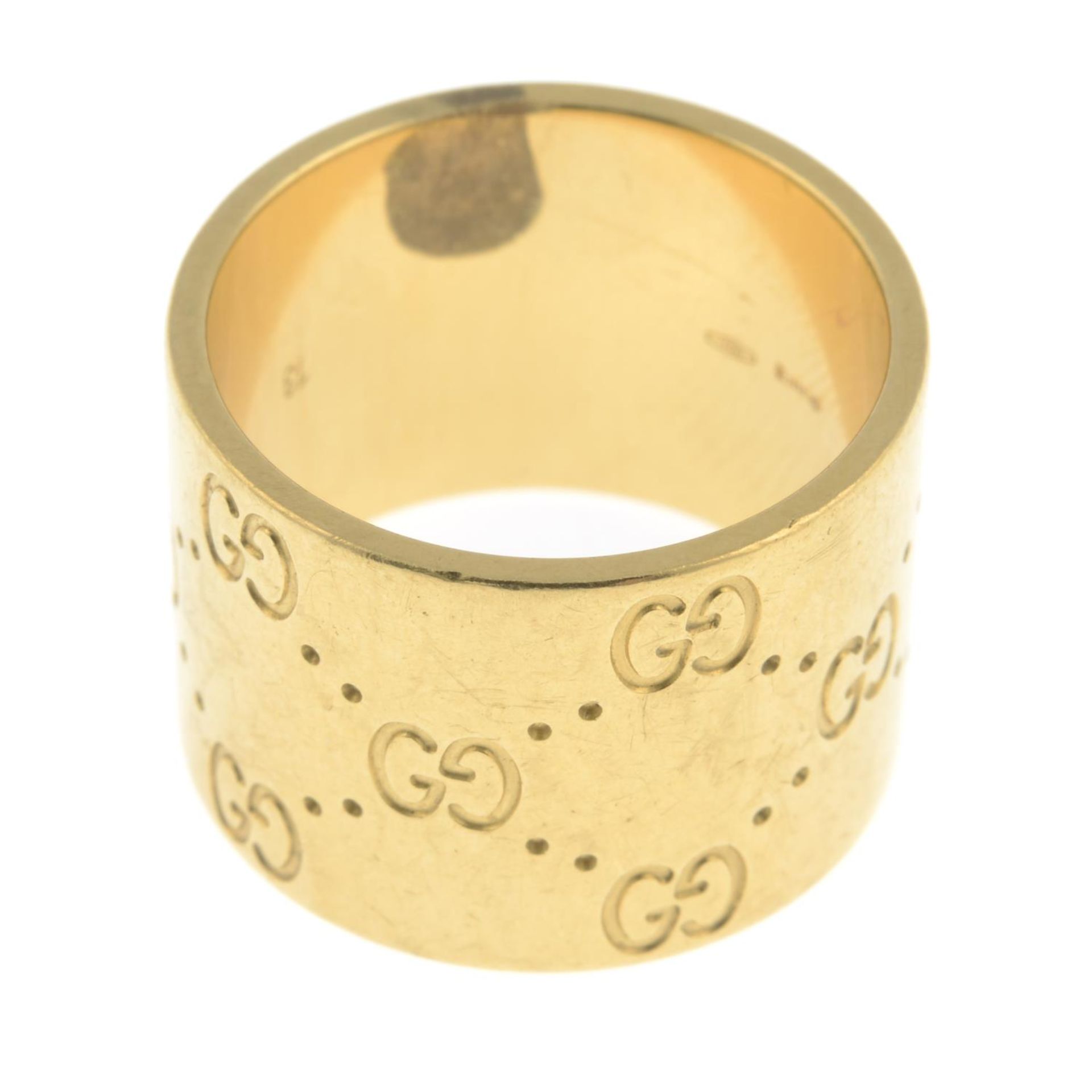 GUCCI - an 18ct gold 'Icon' band ring. - Image 3 of 3