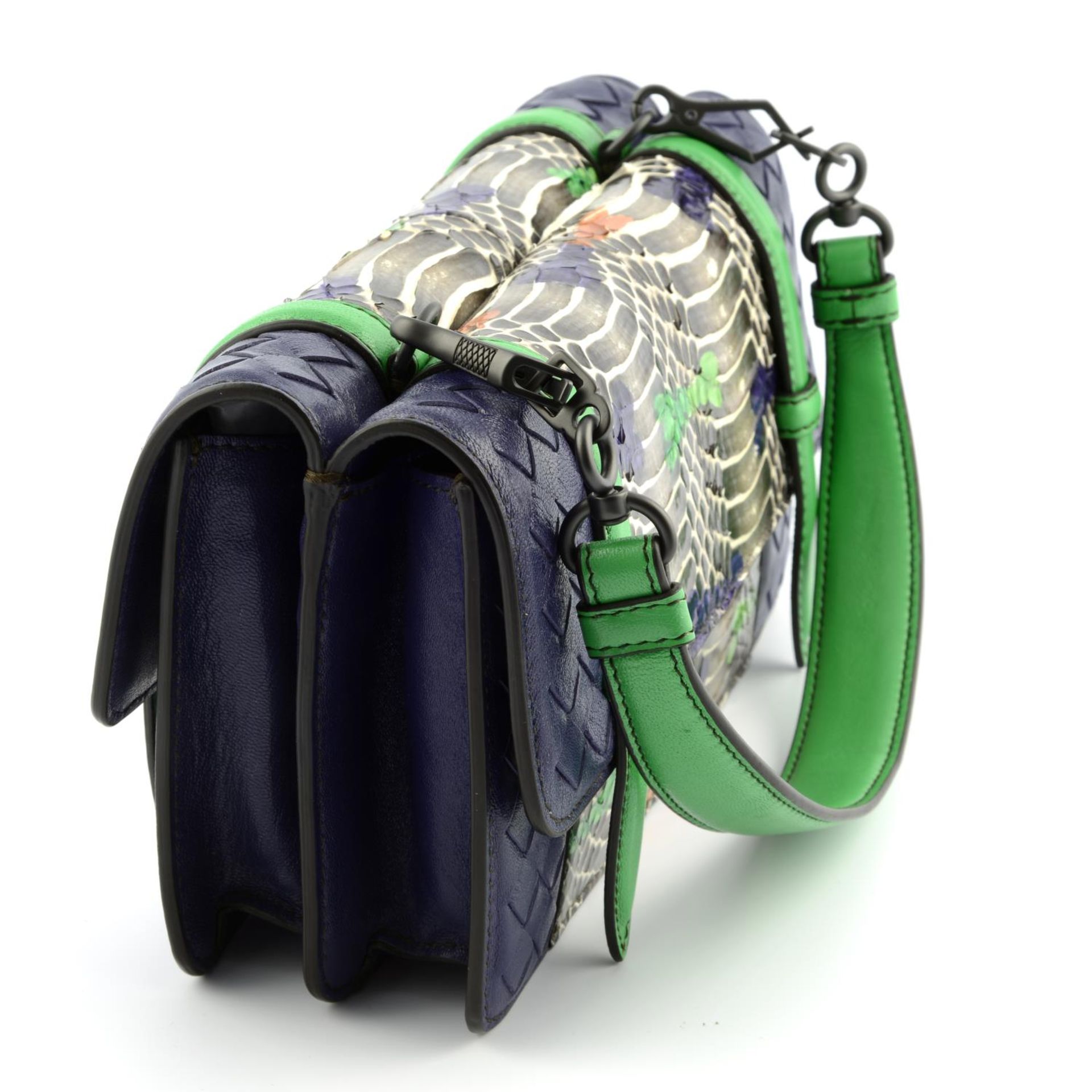BOTTEGA VENETA - a multicolour Intrecciato leather and python baguette handbag. - Bild 3 aus 6