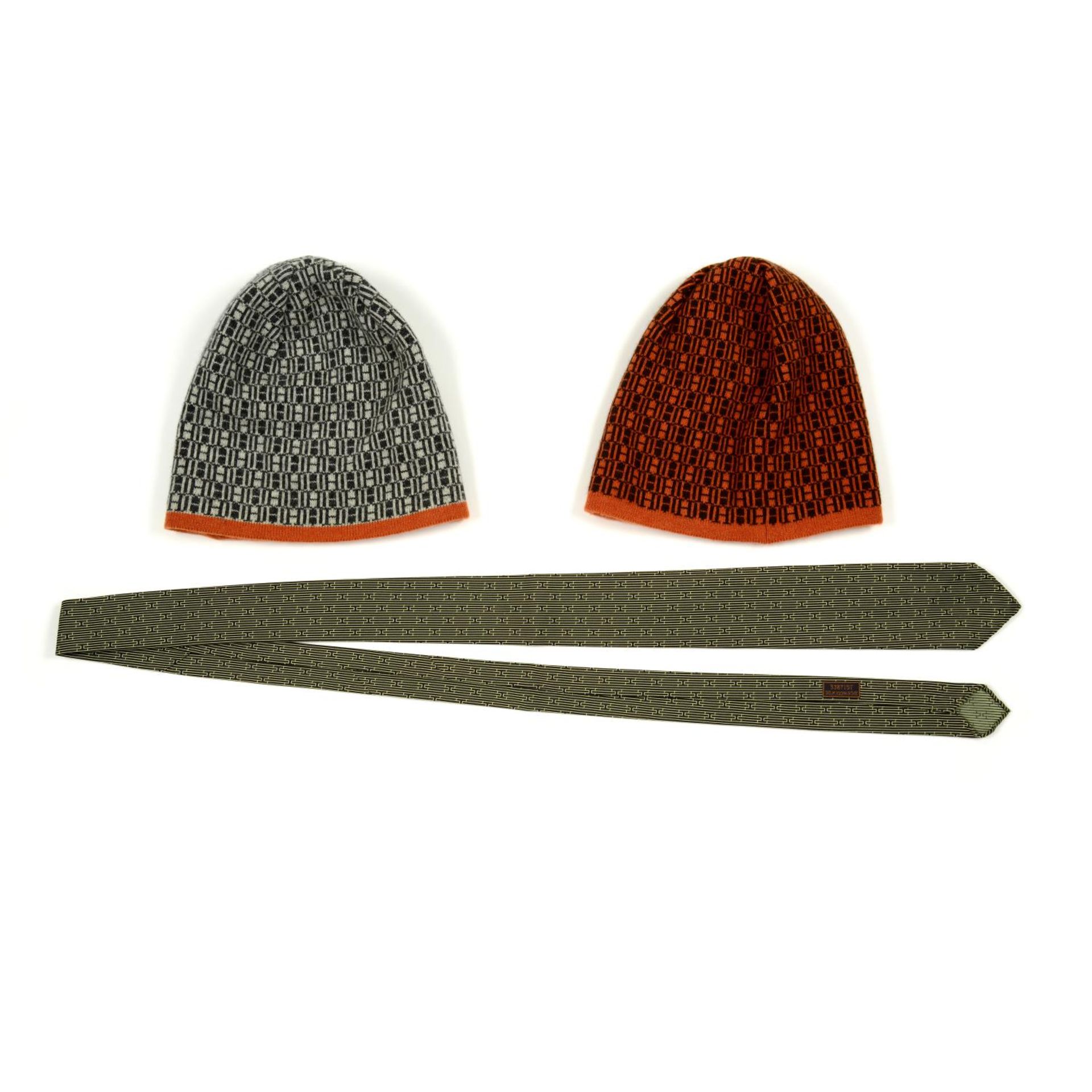 HERMÈS - a silk tie and two wool beanie hats. - Image 2 of 2