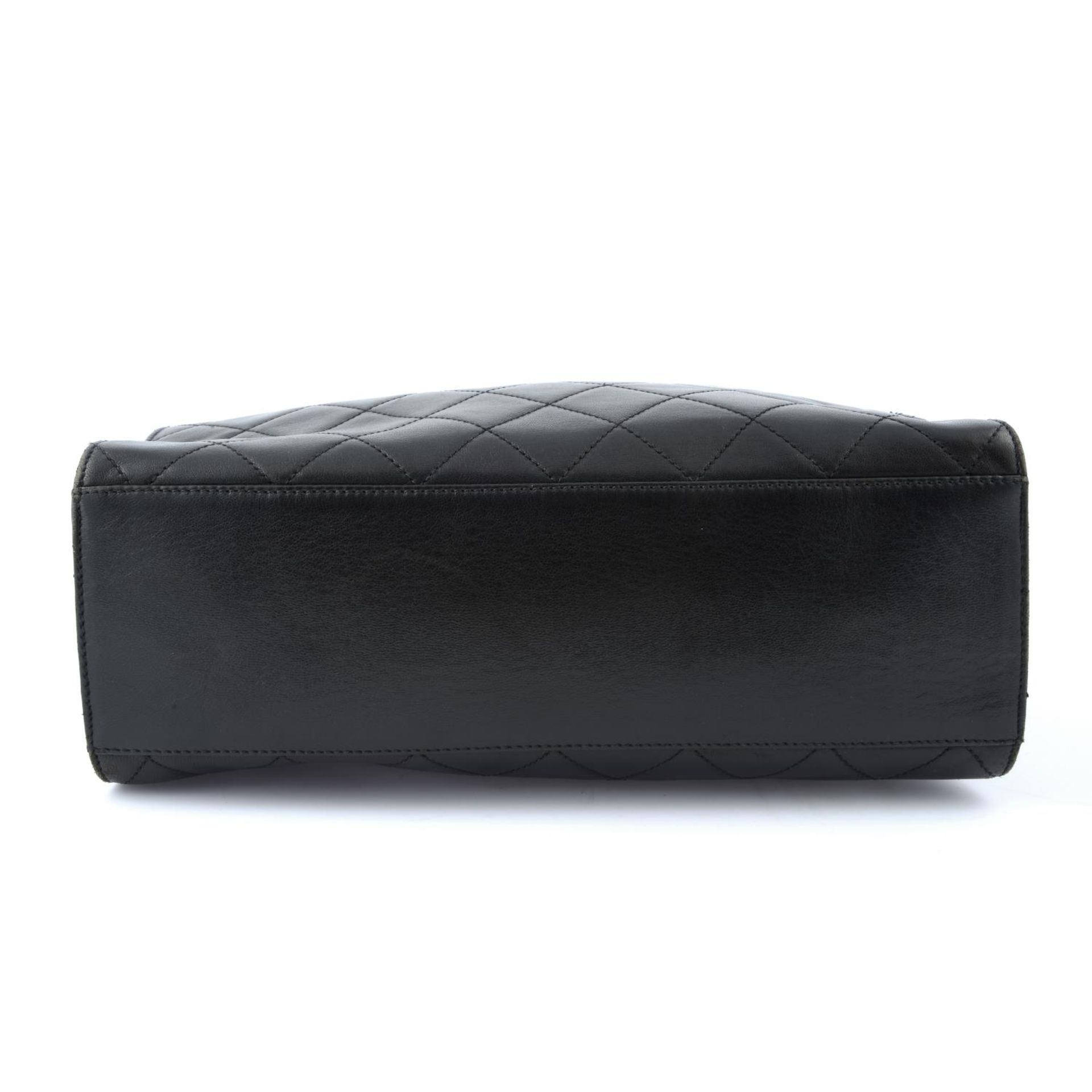 CHANEL - a black quilted leather zip handbag. - Bild 4 aus 4