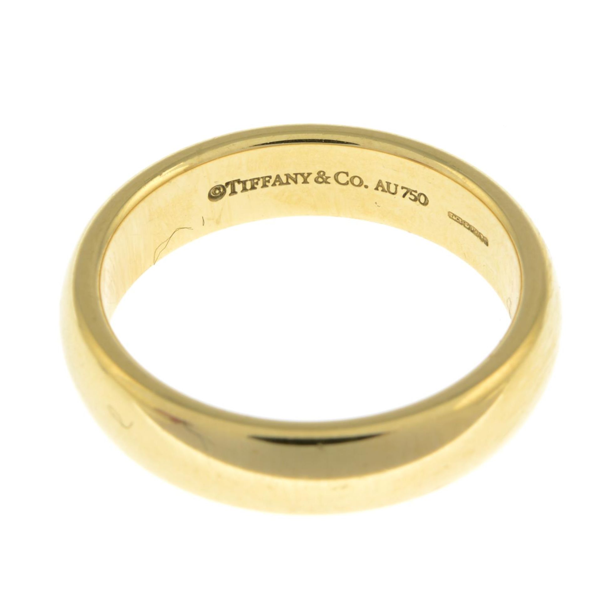 TIFFANY & CO. - an 18ct gold band ring. - Image 2 of 3