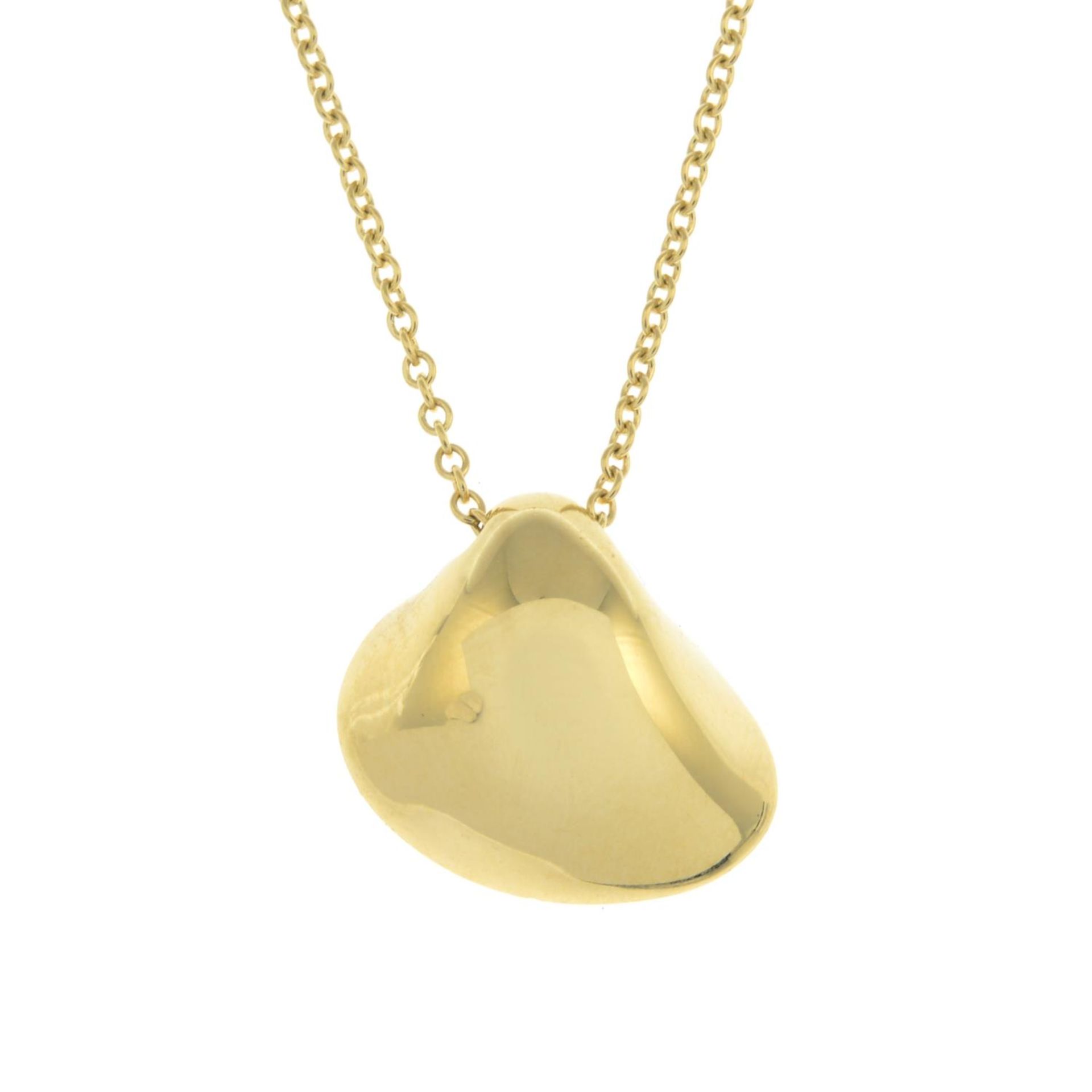 TIFFANY & CO. - an Elsa Peretti 18ct gold 'Cat Island Beach Shell' pendant.