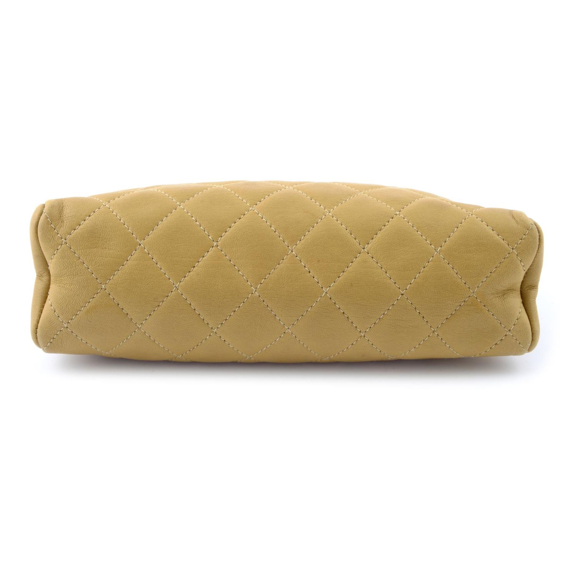 CHANEL - a vintage beige quilted handbag. - Image 5 of 5