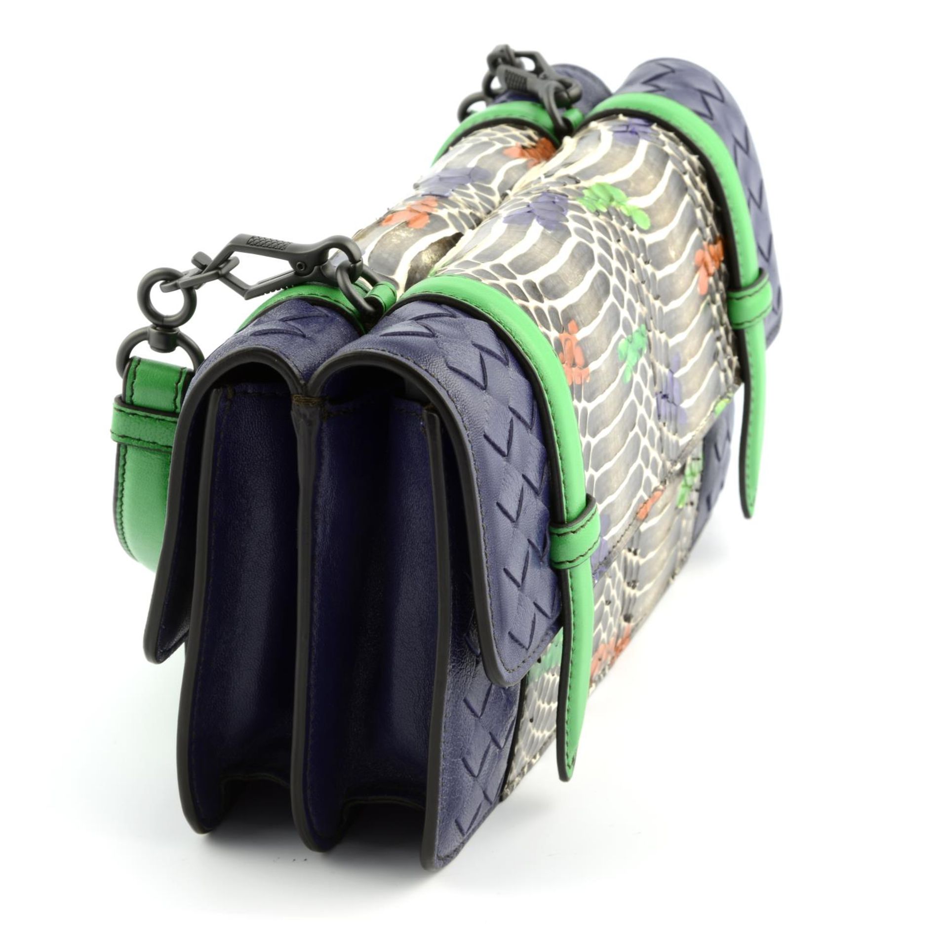 BOTTEGA VENETA - a multicolour Intrecciato leather and python baguette handbag. - Bild 4 aus 6