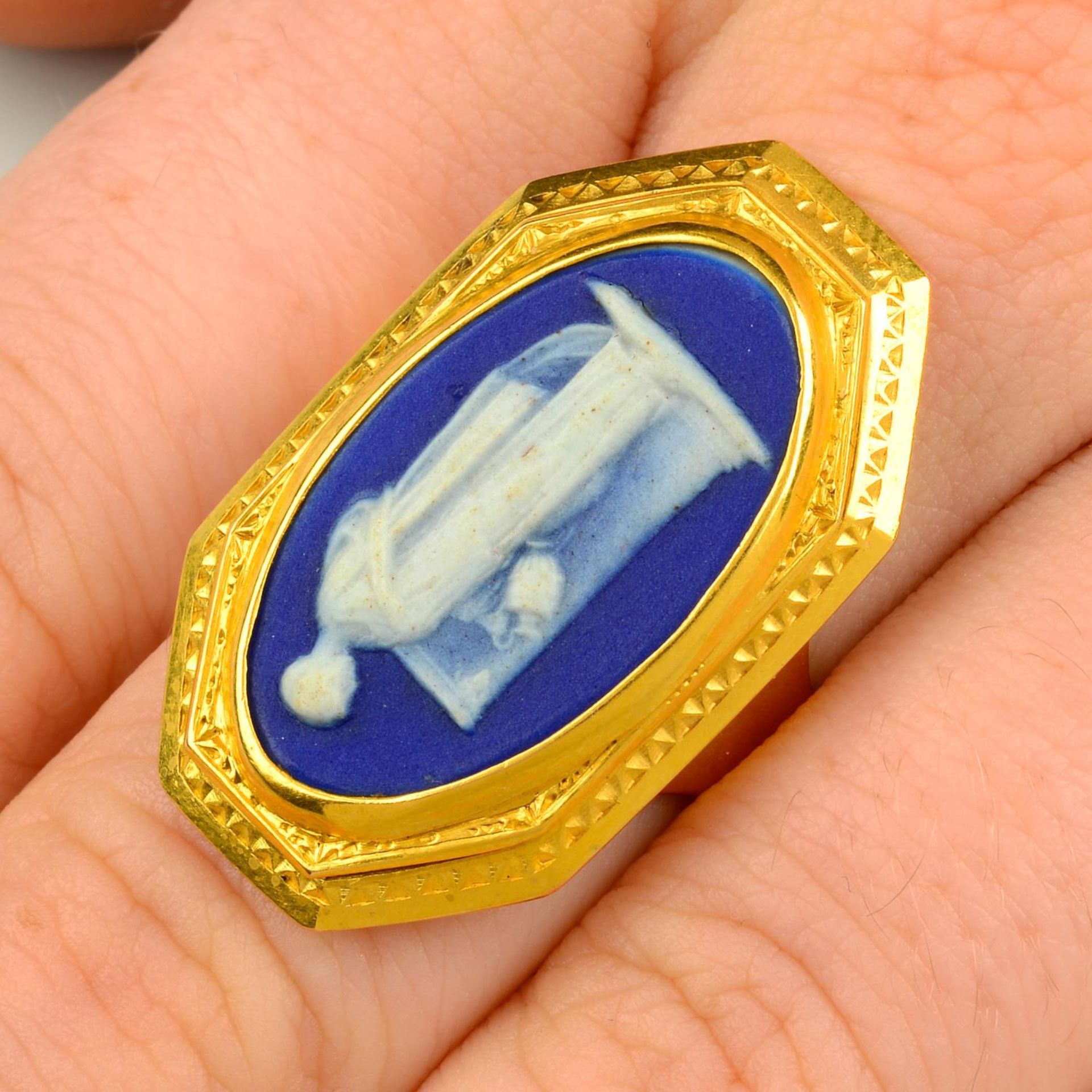 A late Georgian gold Wedgewood jasperware cameo dress ring,