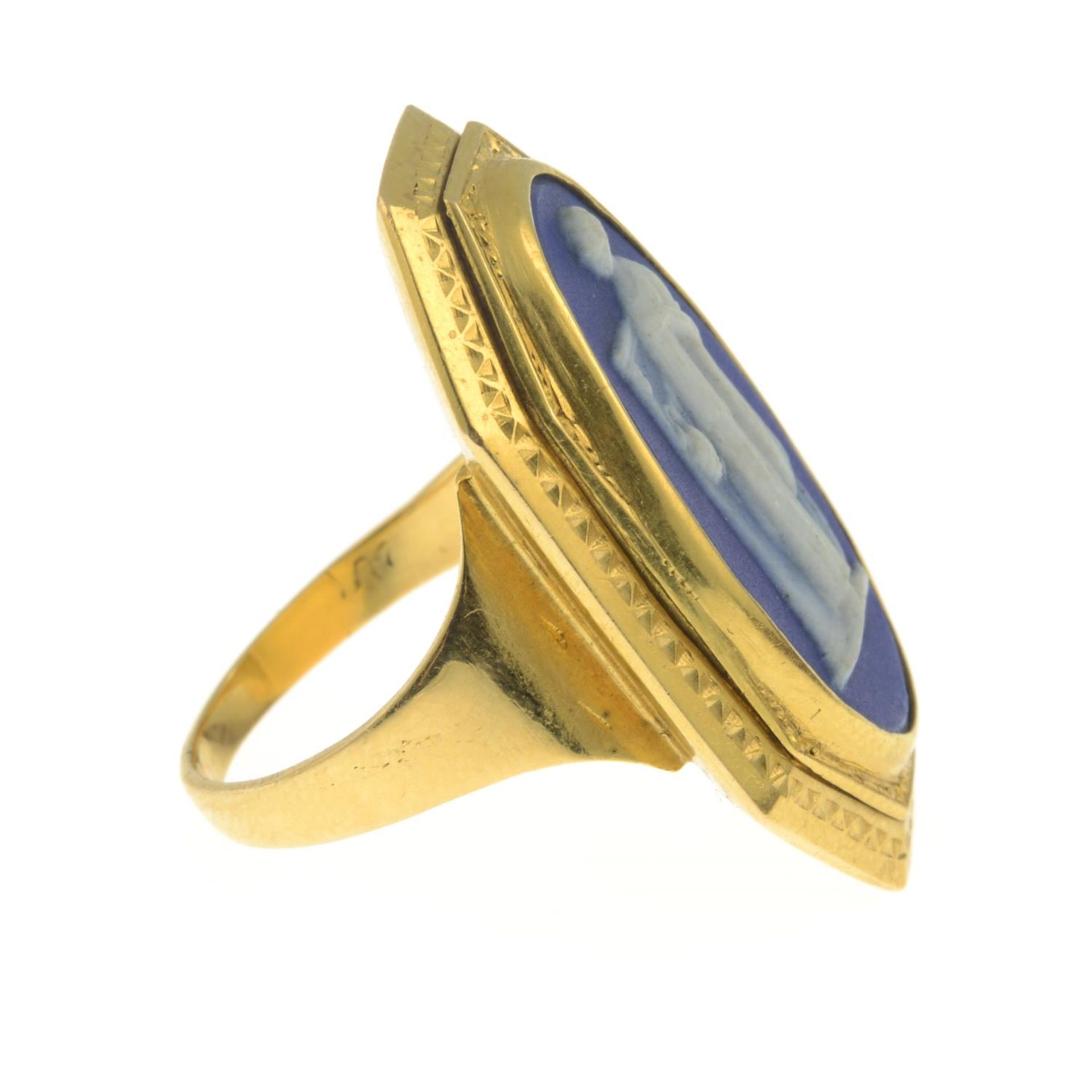 A late Georgian gold Wedgewood jasperware cameo dress ring, - Bild 6 aus 7