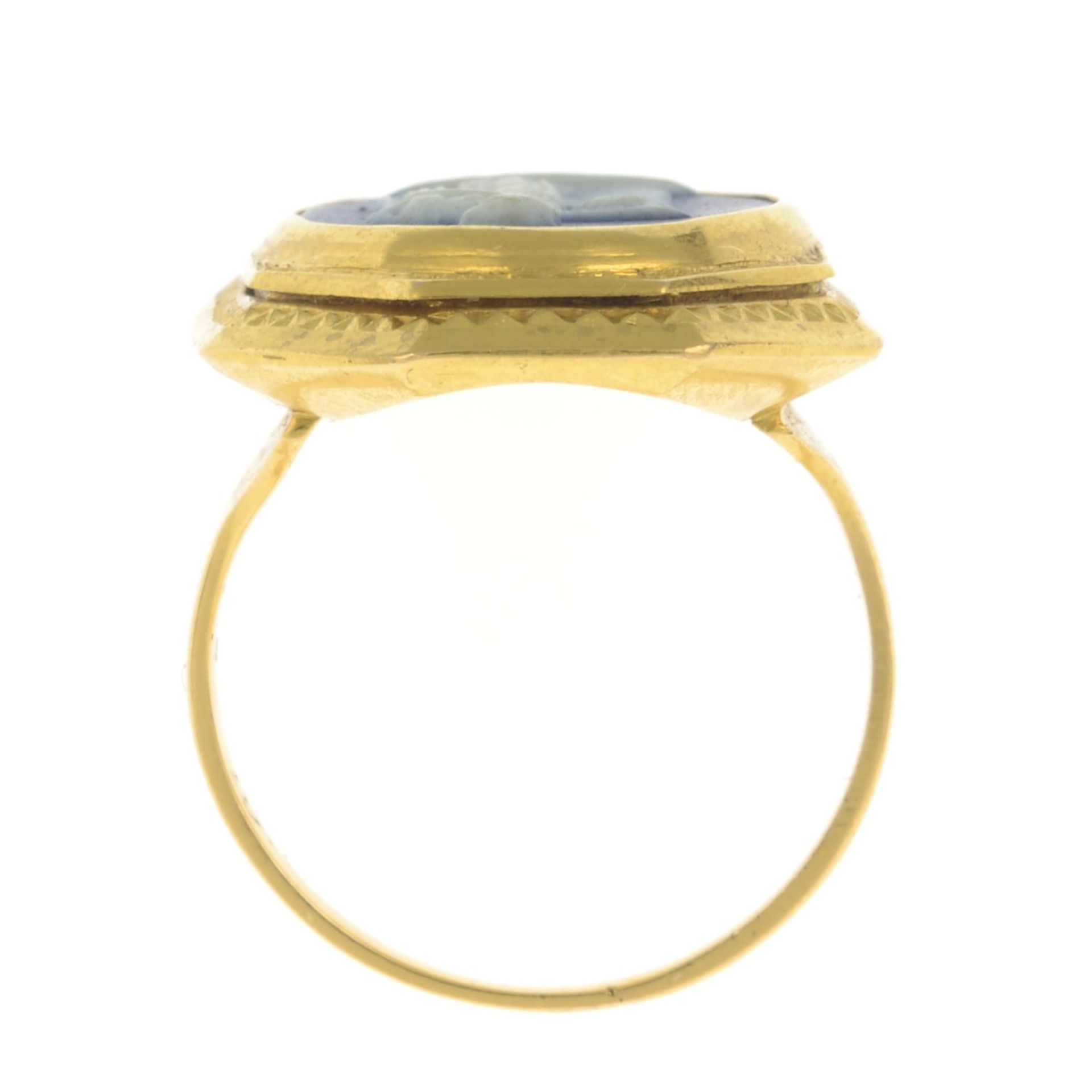 A late Georgian gold Wedgewood jasperware cameo dress ring, - Bild 5 aus 7
