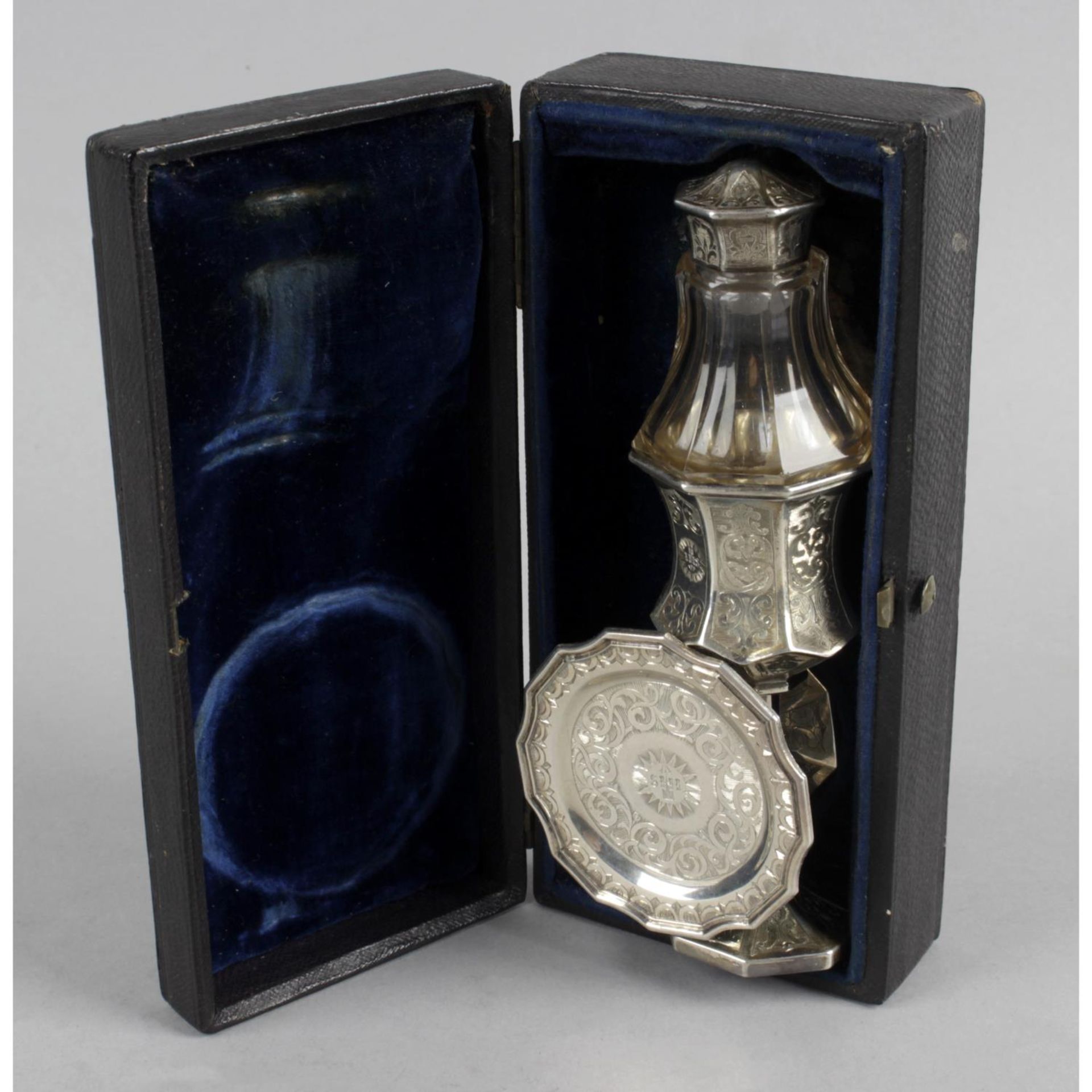 An early Victorian silver travelling communion set, - Image 4 of 4