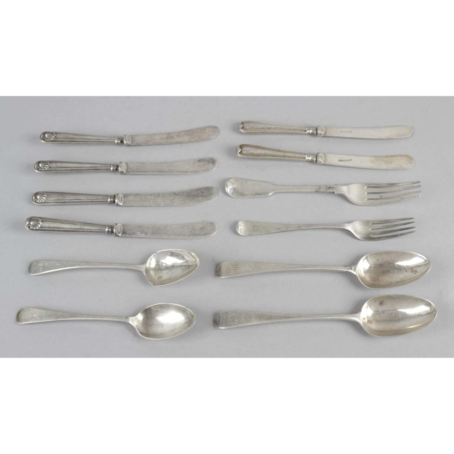 A matched set of four George IV silver teaspoons, - Bild 4 aus 7